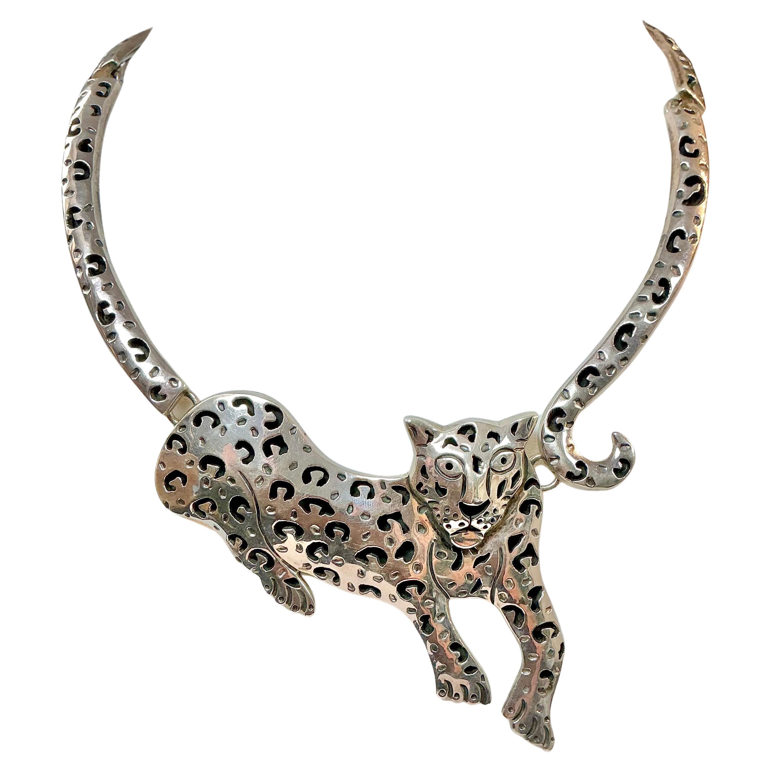 Único collar de jaguar de plata de ley 925 mexicana de Taxco. Este collar está hecho a mano y es una obra artesanal de calidad superior. Presenta un motivo de jaguar al acecho que constituye el punto central de la pieza. El elegante felino está