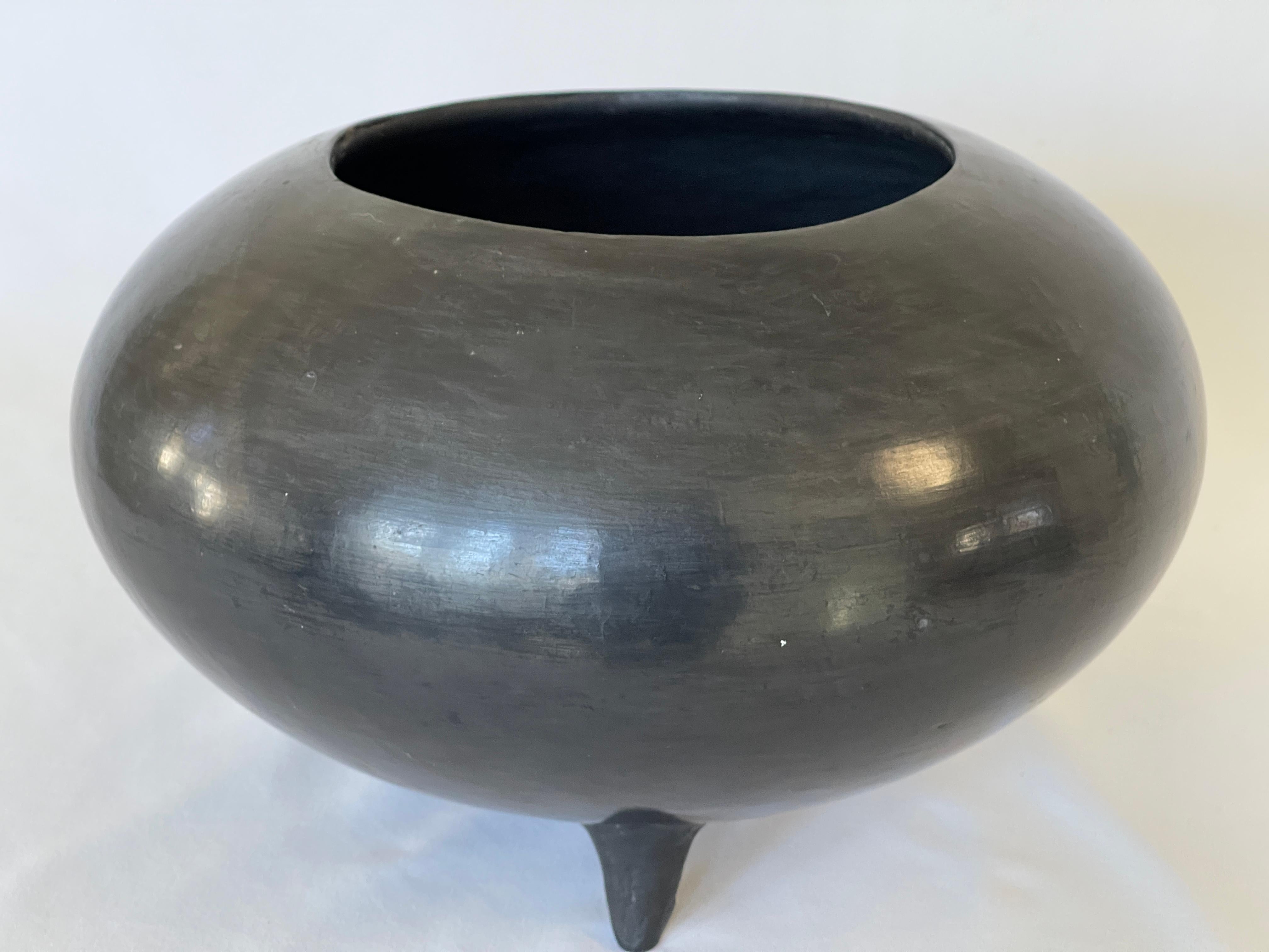 Mexican Mid Century Black Pottery Vessel with Tripod Legs In Good Condition In New York, NY