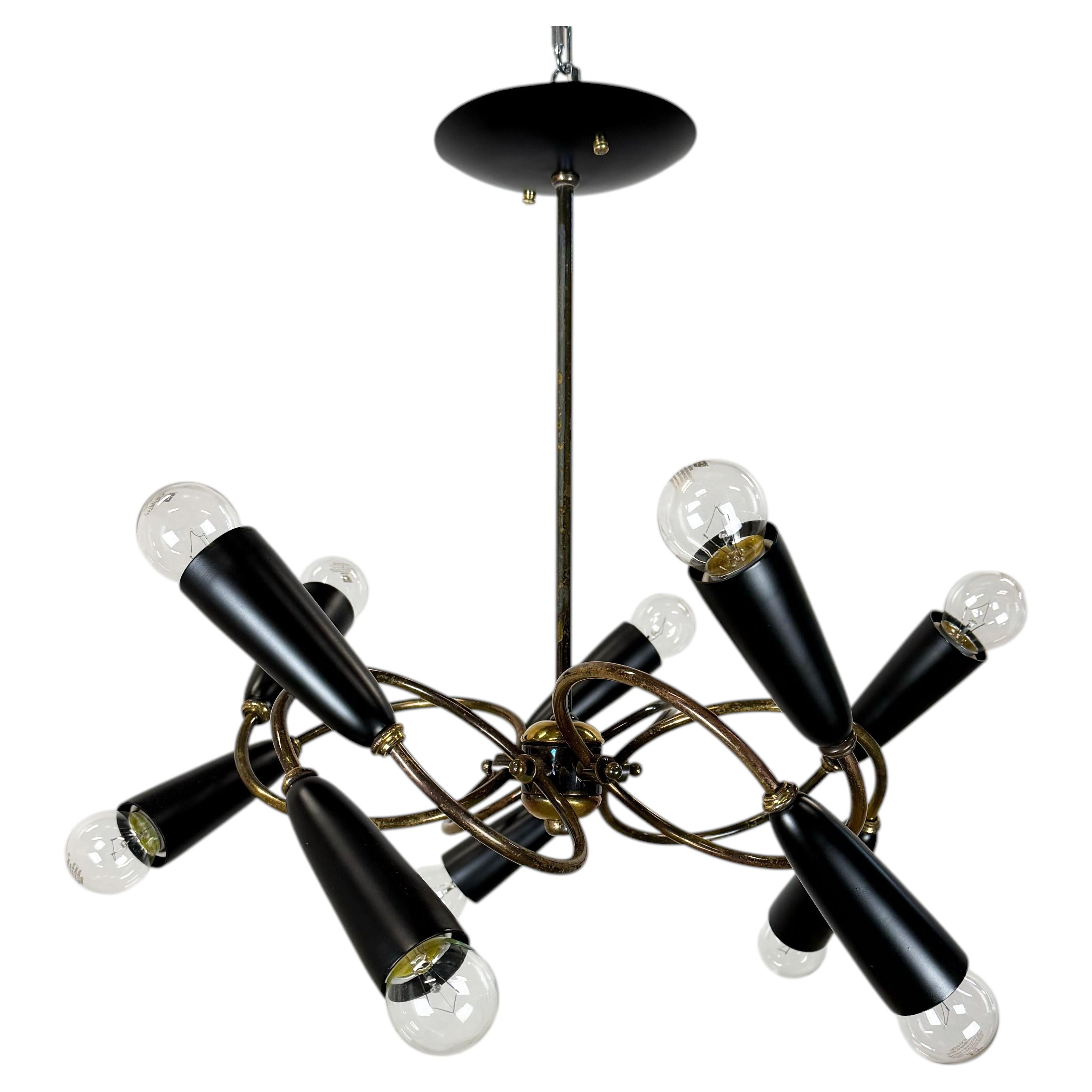 Lampadario messicano in ottone in stile Mid-Century Modern con paralumi neri e patina originale