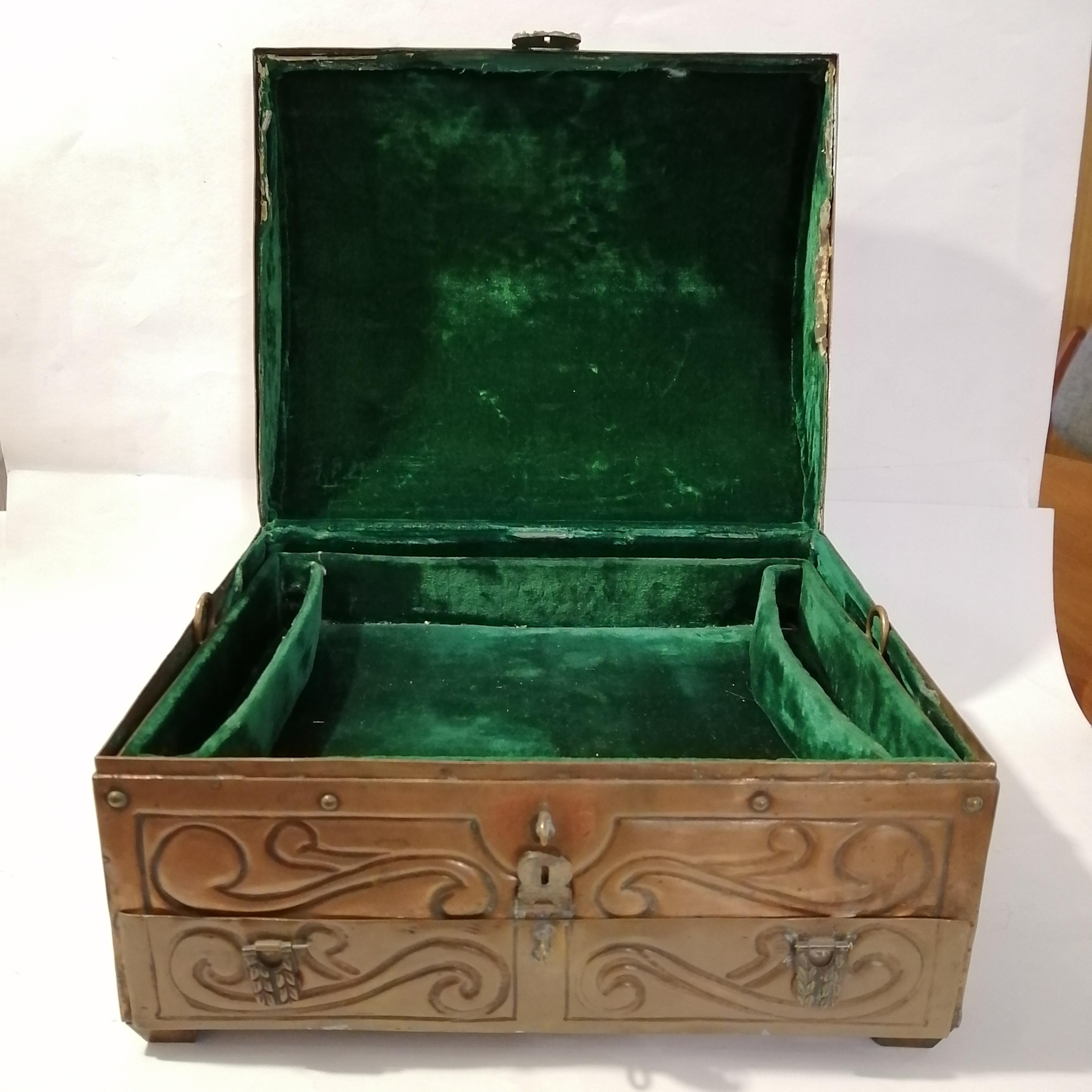 Mexican Mid-Century Modern Embossed Copper Jewel Box In Fair Condition For Sale In Mexico City, MX