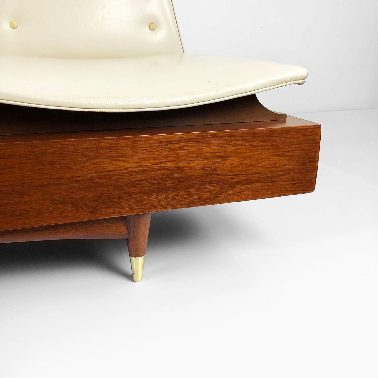 We offer this rare midcentury Mexican telephone bench designed by Eugenio Escudero in mahogany wood with brass accents, circa 1950.