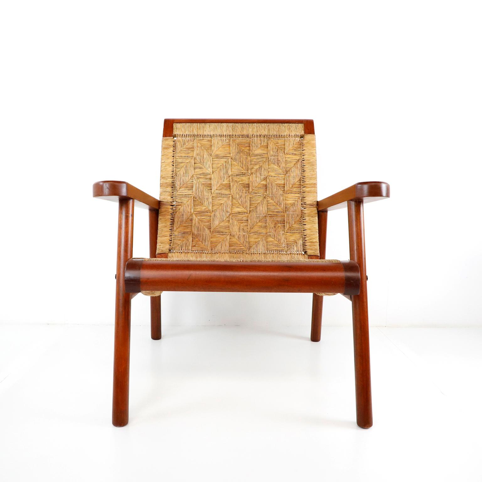 Mexican Mid-Century Modern woven lounge chair made in solid mahogany in the 1950s by Muebles Tropicales and retailed by J. L. Legoretta, Mexico City, Mexico. Featuring simple but elegant modern frames and a curvaceous seat, this chair provides a