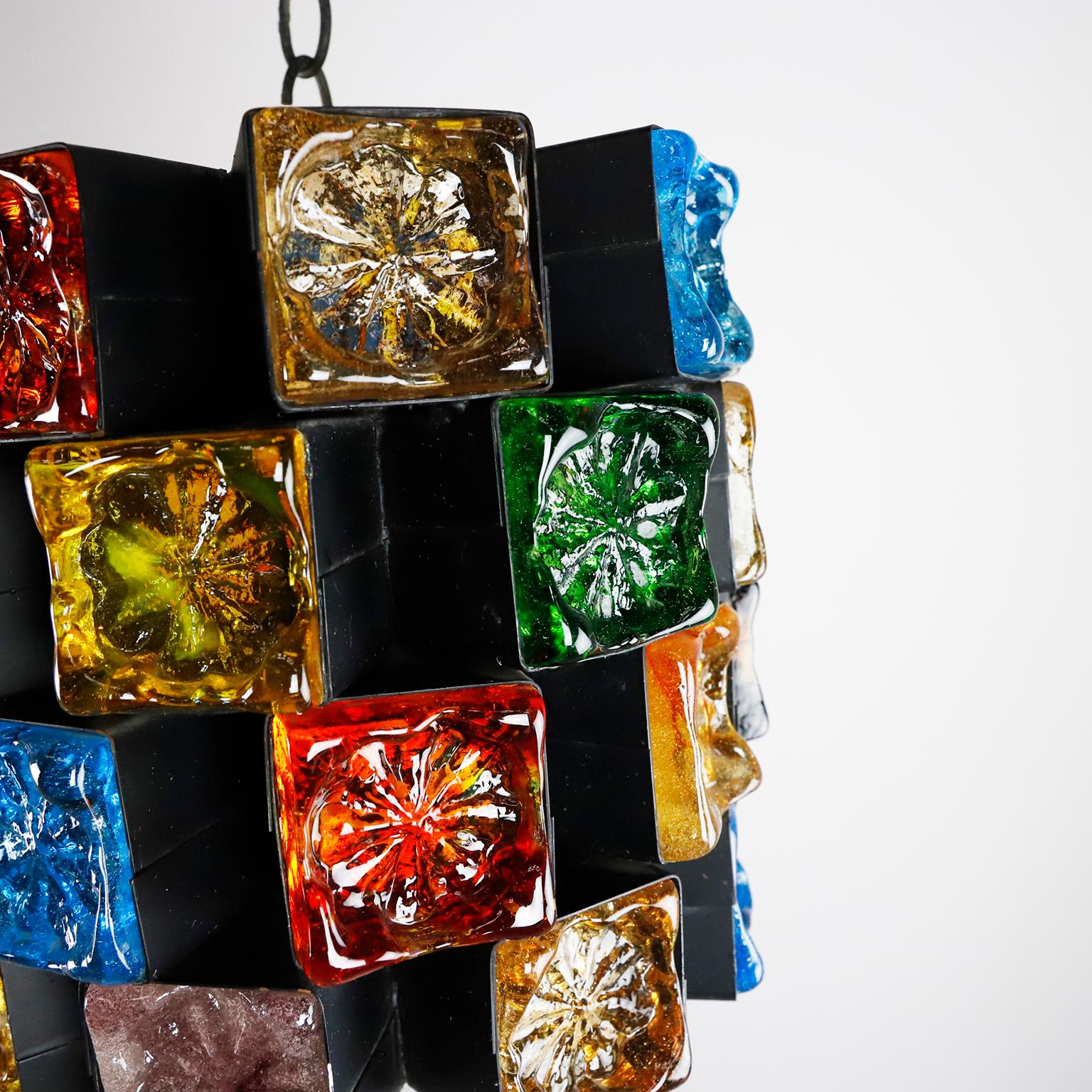 Circa 1970, nous vous proposons ces lampes pendantes originales, qui sont l'un des échantillons les plus étonnants de l'art brutaliste conçu par Felipe Delfinger. Réalisé en fer et en verre soufflé multicolore.