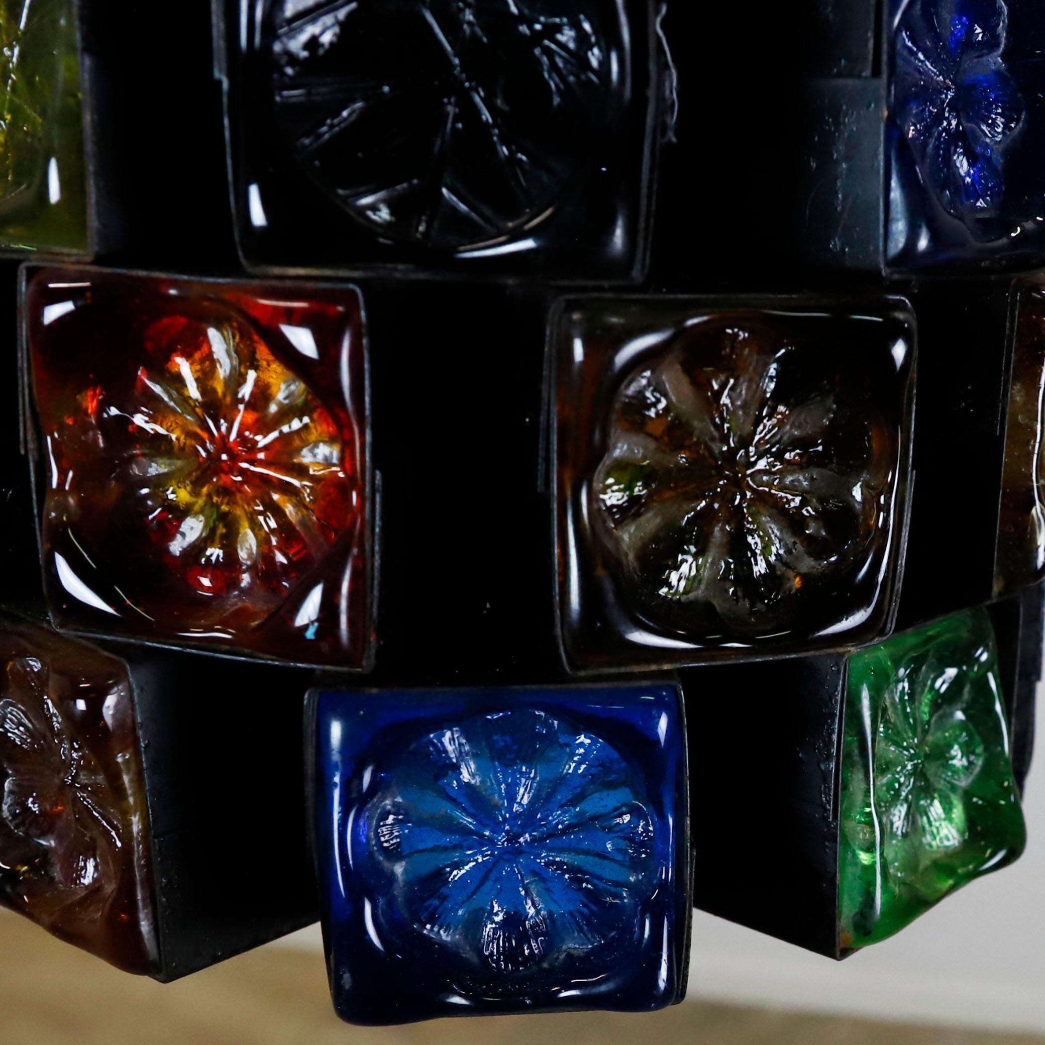 Circa 1970, ofrecemos estas originales lámparas colgantes, son una de las muestras más impresionantes del arte Brutalista diseñadas por Felipe Delfinger. De hierro y vidrio soplado multicolor.

Sobre Felipe Delfinger:
En el año 1860, la familia