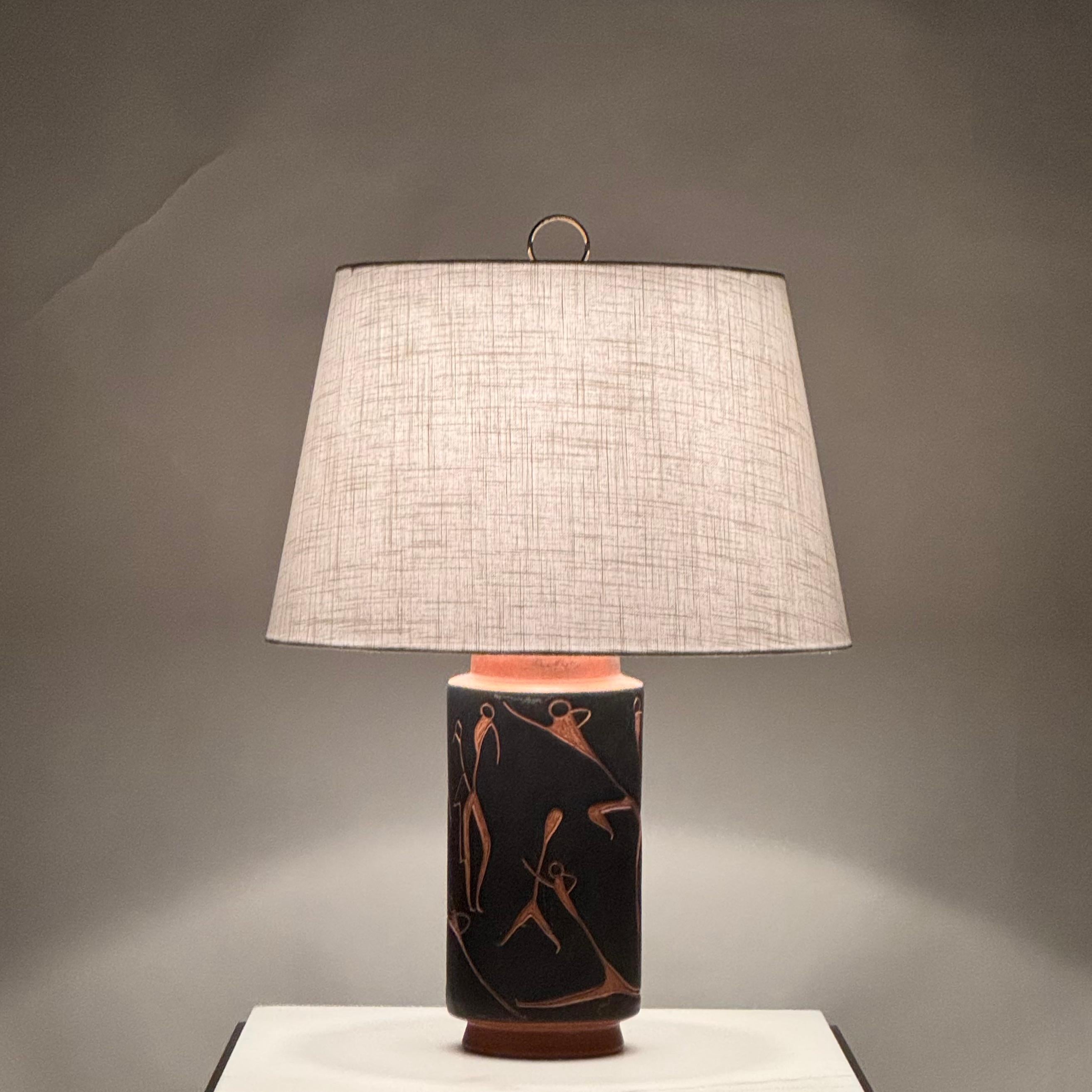 Lampe de bureau ou de table mexicaine chic mi-siècle en terre cuite avec abat-jour en lin personnalisé en vente 2