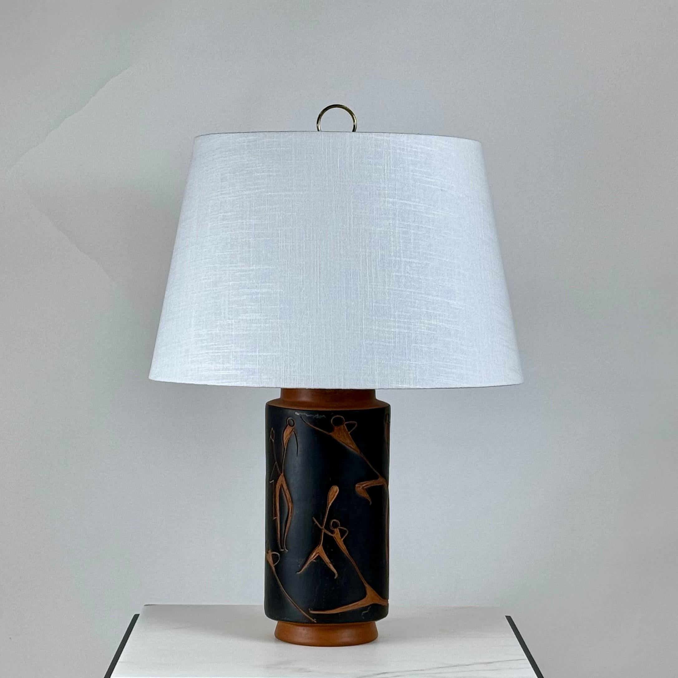 Lampe de bureau ou de table mexicaine du milieu du siècle en terre cuite avec abat-jour et diffuseur en lin.
Magnifique lampe.
Les dimensions indiquées (17 po de diamètre x 25 po de hauteur) sont les dimensions totales de la lampe avec