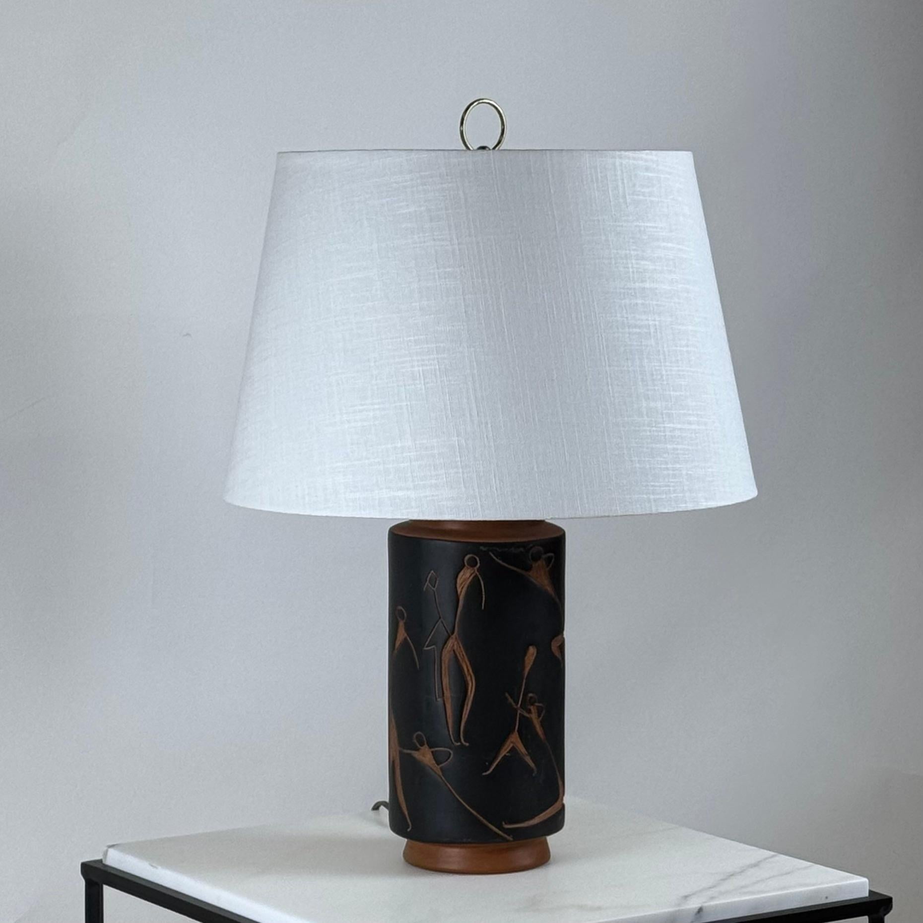 Mid-Century Modern Lampe de bureau ou de table mexicaine chic mi-siècle en terre cuite avec abat-jour en lin personnalisé en vente