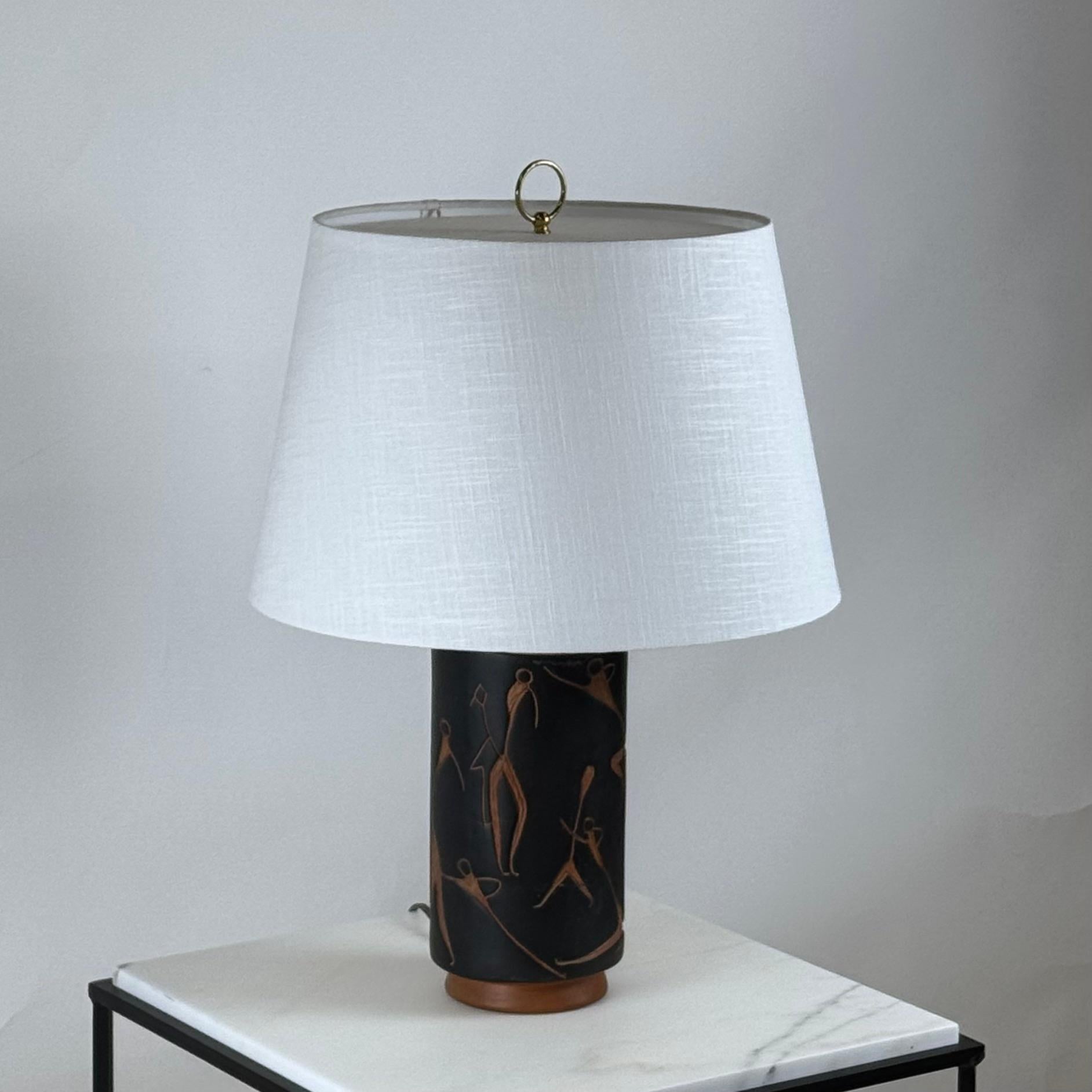 Mexicain Lampe de bureau ou de table mexicaine chic mi-siècle en terre cuite avec abat-jour en lin personnalisé en vente