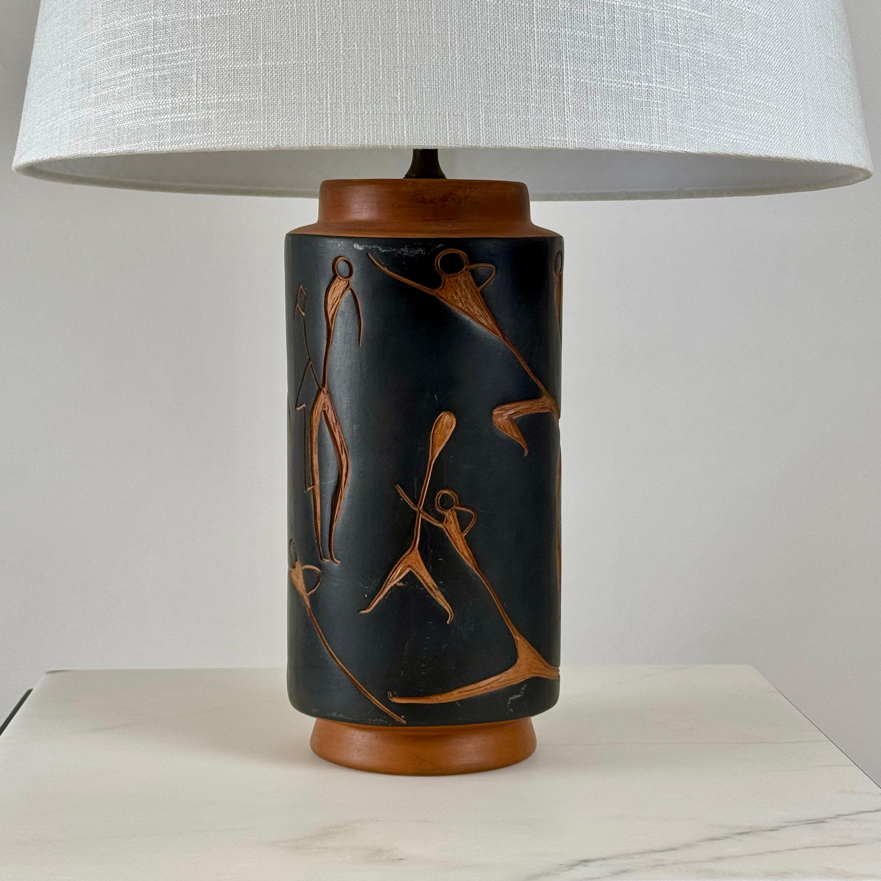 Gravé Lampe de bureau ou de table mexicaine chic mi-siècle en terre cuite avec abat-jour en lin personnalisé en vente