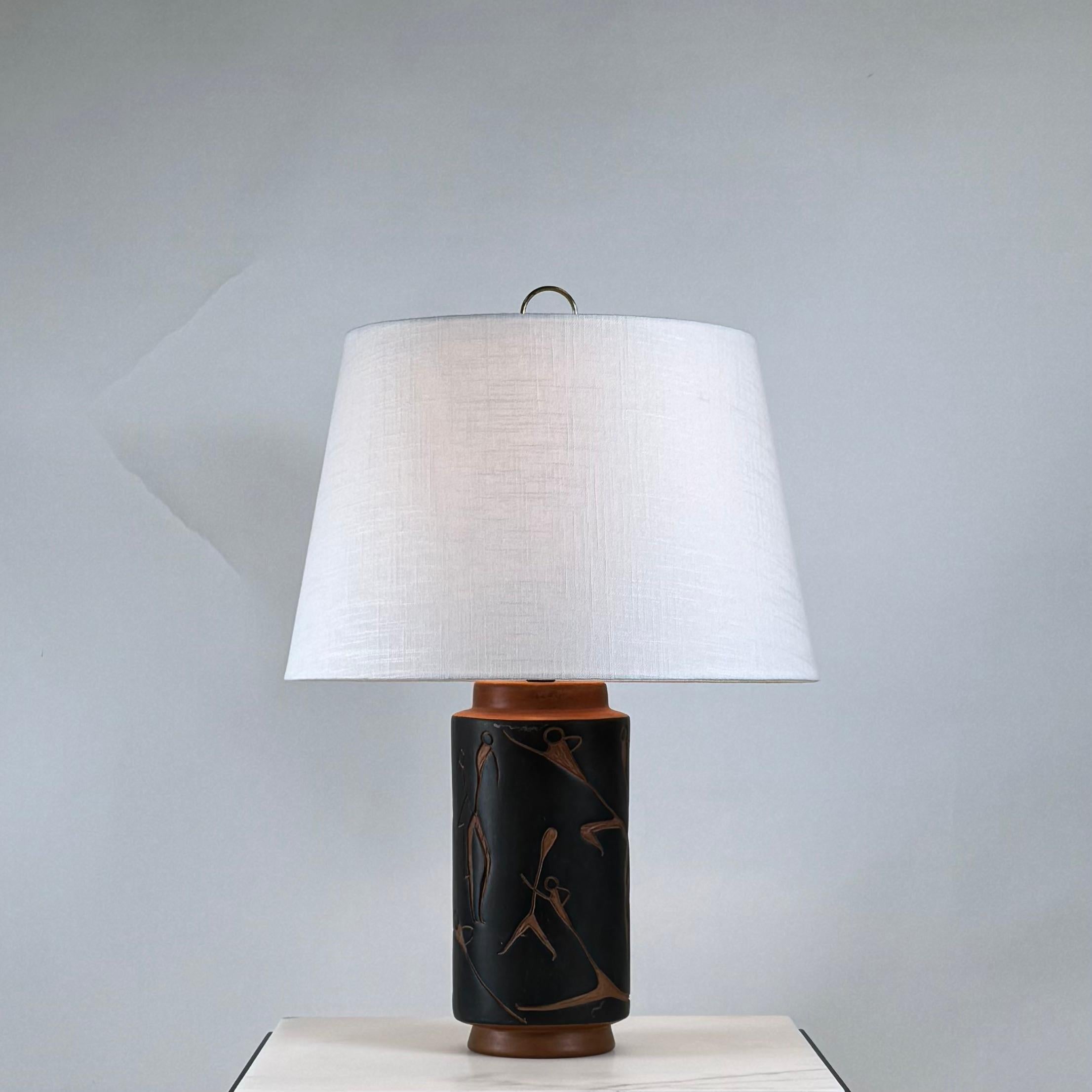 Lampe de bureau ou de table mexicaine chic mi-siècle en terre cuite avec abat-jour en lin personnalisé Excellent état - En vente à Los Angeles, CA