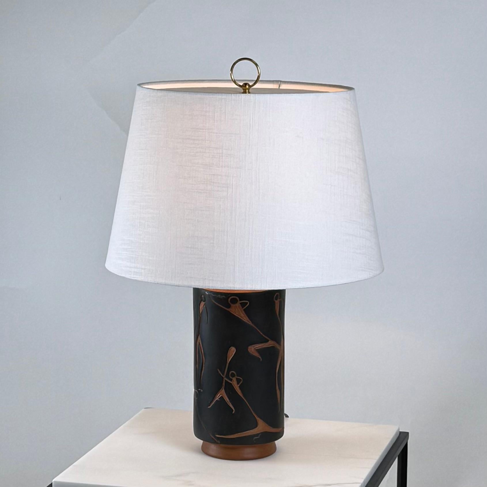 Milieu du XXe siècle Lampe de bureau ou de table mexicaine chic mi-siècle en terre cuite avec abat-jour en lin personnalisé en vente