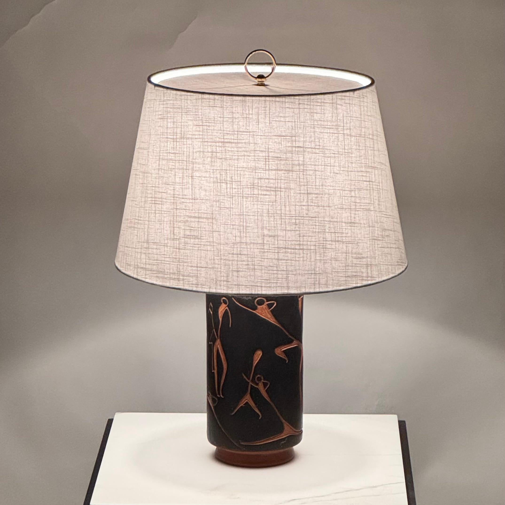 Lin Lampe de bureau ou de table mexicaine chic mi-siècle en terre cuite avec abat-jour en lin personnalisé en vente