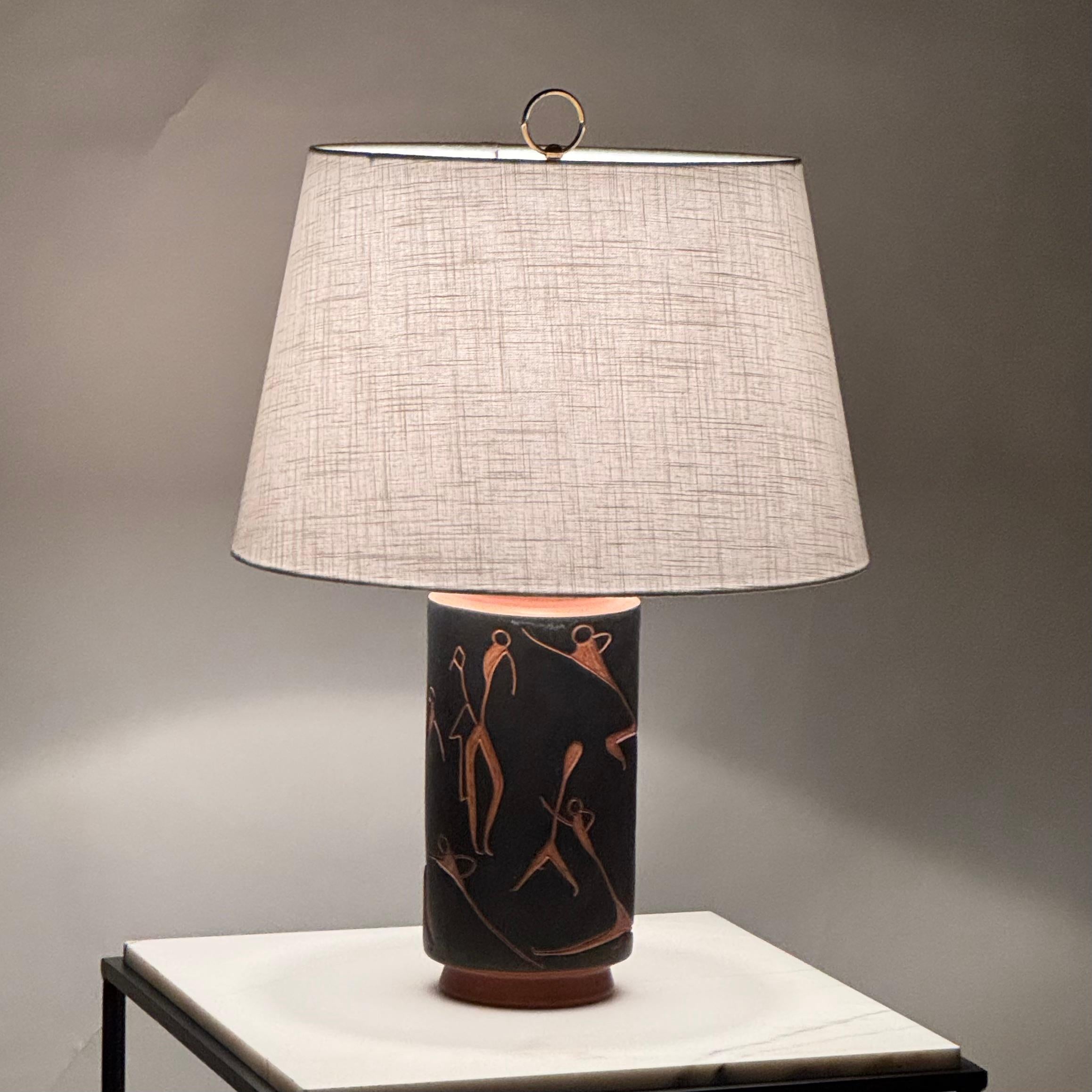 Lampe de bureau ou de table mexicaine chic mi-siècle en terre cuite avec abat-jour en lin personnalisé en vente 1