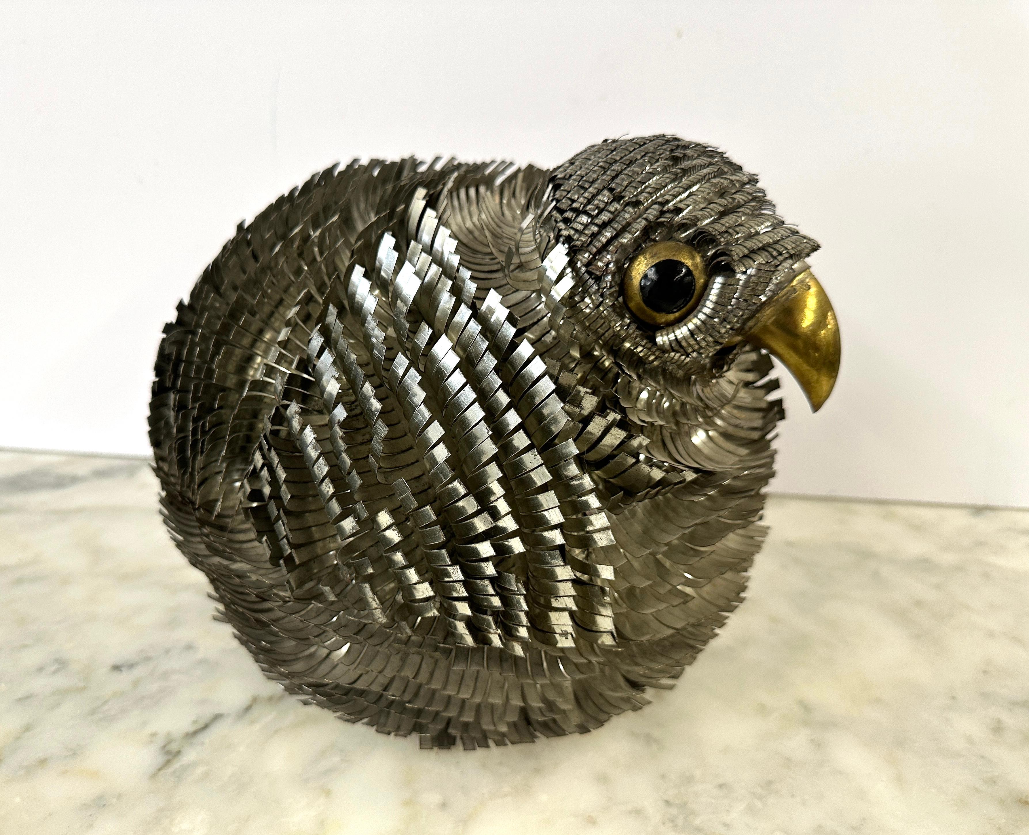 Un meraviglioso pollo o pulcino messicano, probabilmente di Alexander Blazquez. Abbiamo avuto diversi suoi pezzi nel corso degli anni. Le etichette erano sempre di carta e tendevano a staccarsi. Realizzato in metallo con finiture in ottone e occhi