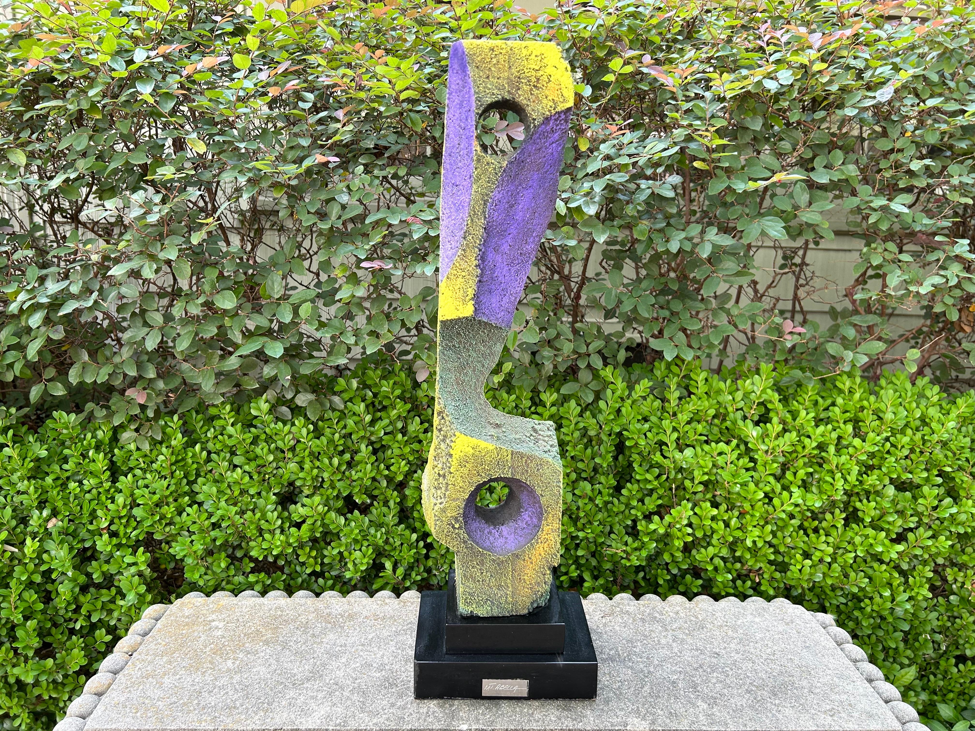 Abstrakte mexikanische moderne Skulptur.
Große mexikanische Mitte des Jahrhunderts moderne abstrakte Skulptur Lavendel, Chartreuse und 
von Abela.
Ein fantastisches Beispiel für den mexikanischen Modernismus!
