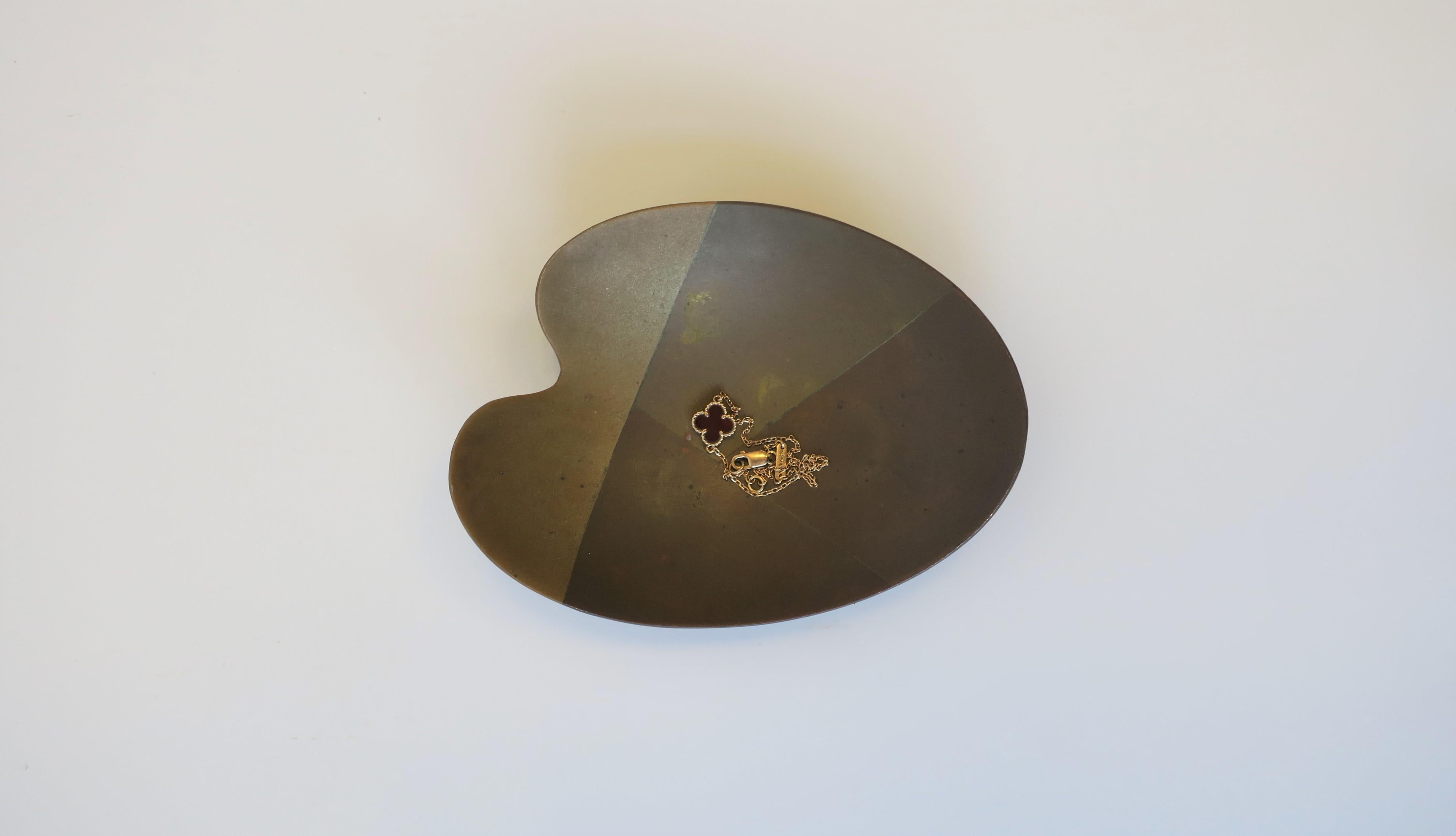 Modern Brass Copper Metals Dish Castillos Style, circa 1960s Mexico In Good Condition For Sale In New York, NY