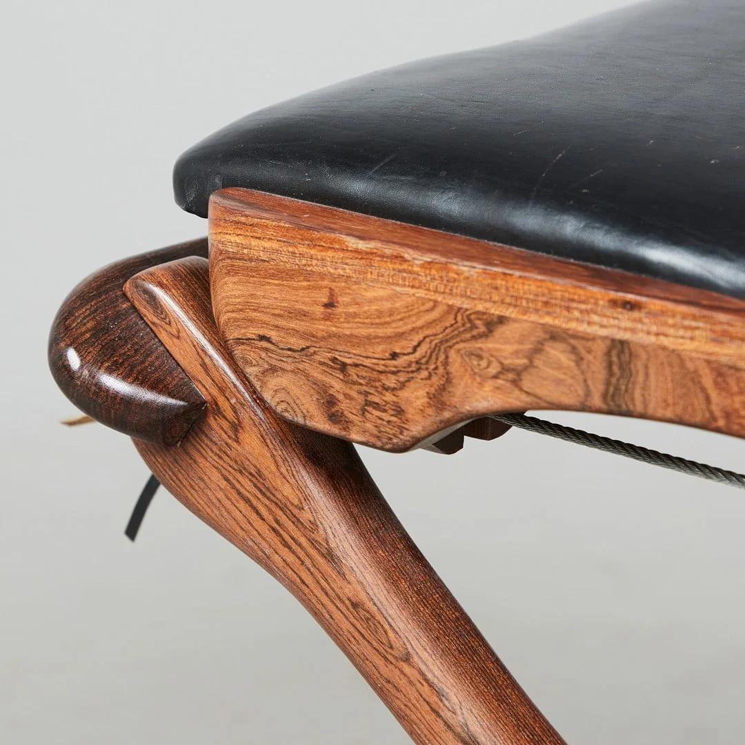 Ikonischer Don S. Shoemaker Sling Swinger Stuhl mit Fußstütze. Hergestellt in den 1960er Jahren aus Cocobolo (mexikanischem Palisander) und schwarzem Leder. Die biomorphen Linien des exotischen Palisanderholzes vermitteln ein organisches und