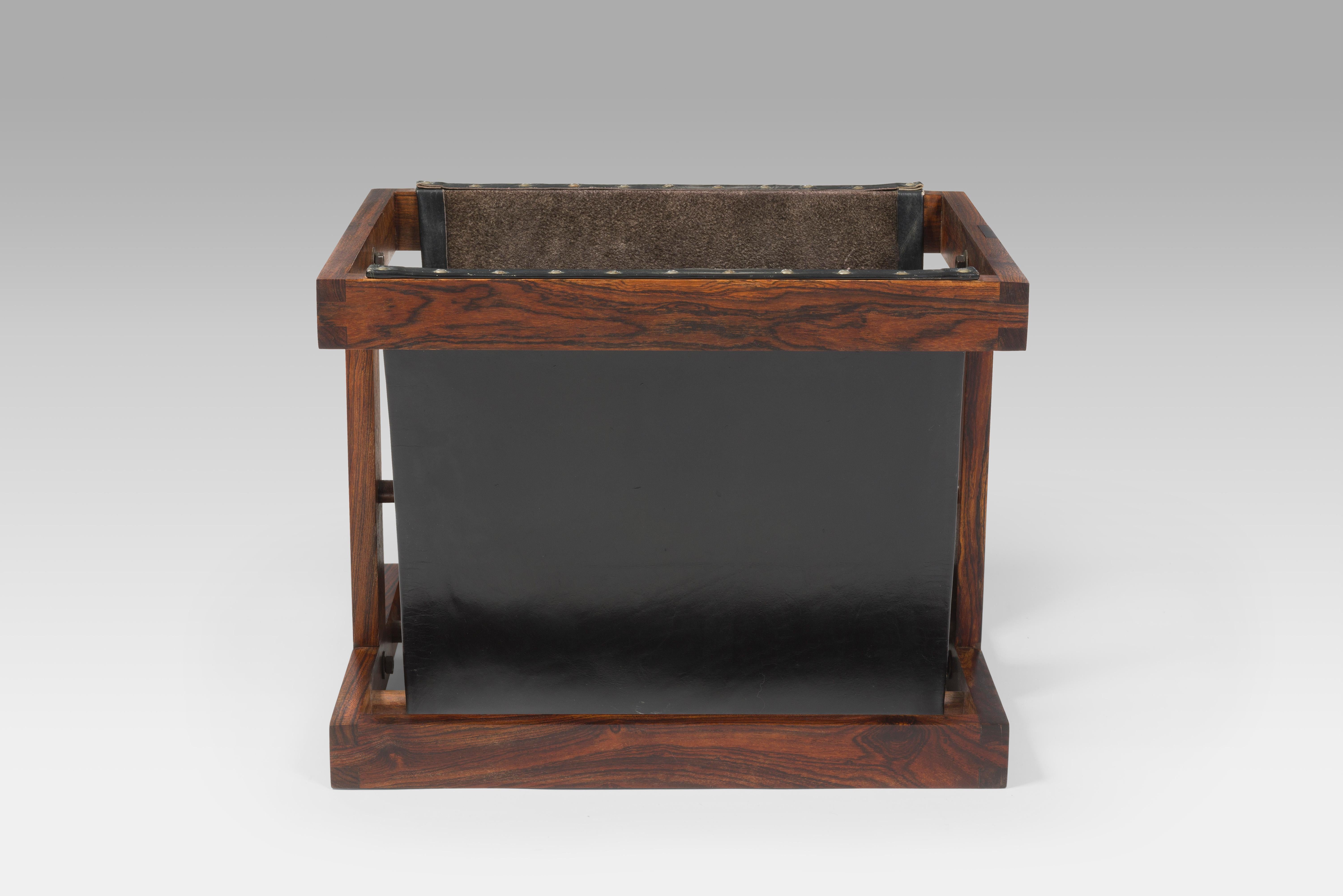 Mexican Modern Leather and cocobolo Magazine rack, Don S. Shoemaker, 1960's In Good Condition For Sale In Uccle, BE