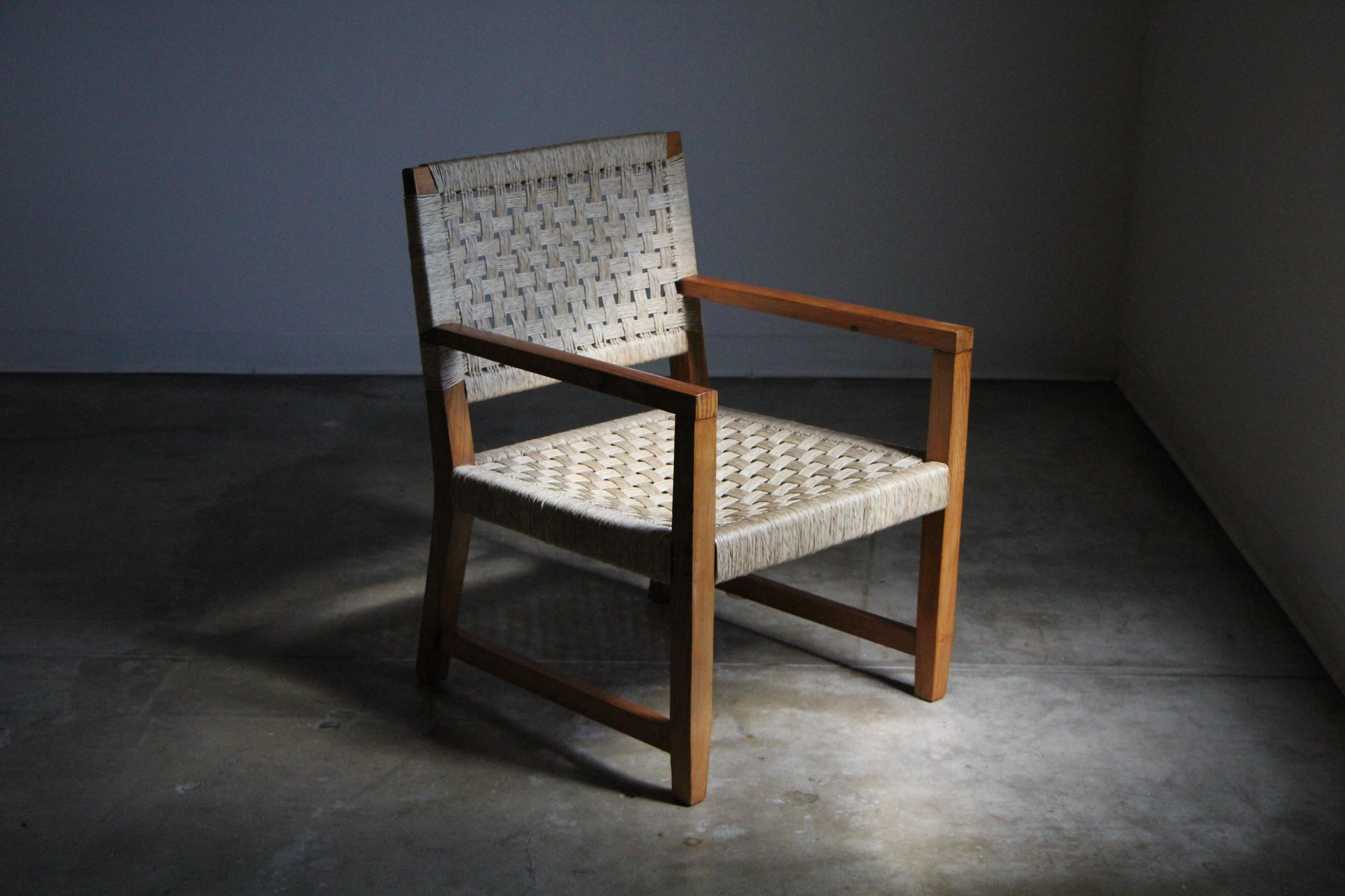 This absolutely stunning and super uncommon lounge chair was designed by Bauhaus trained designer Michael van Beuren for Muebles, Mexico in the 1940s. The chair is constructed of solid pine, with the seat and back beautifully wrapped in woven palm.