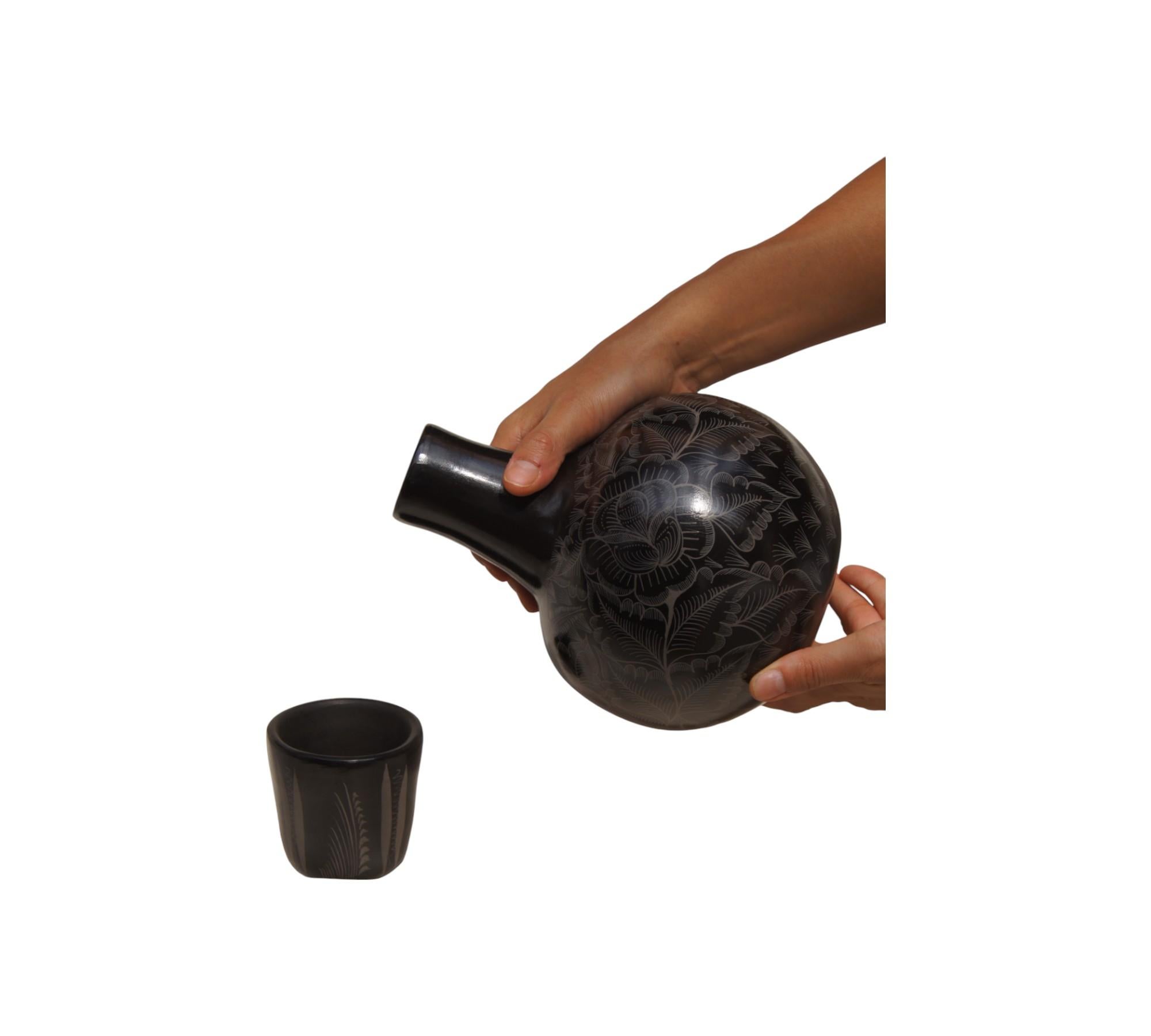 Nativo americano Mexican Modern “Noche” decanter with cup, Hand painted Clay, Taller Maya, 2024 in vendita