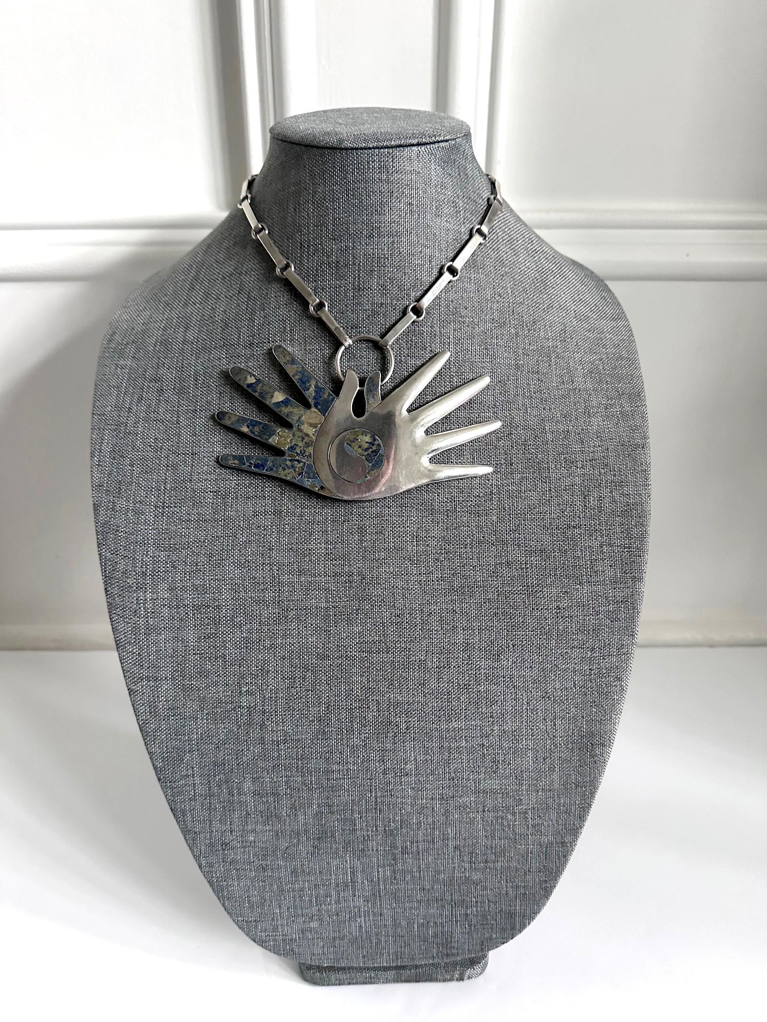 Collana in argento messicana Modern del 1950 circa, proveniente da Taxco Mexico e realizzata da William Spratling (1900-1967), un designer e imprenditore americano che fondò il suo studio d'argento a Taxco negli anni '30 e rivoluzionò l'industria