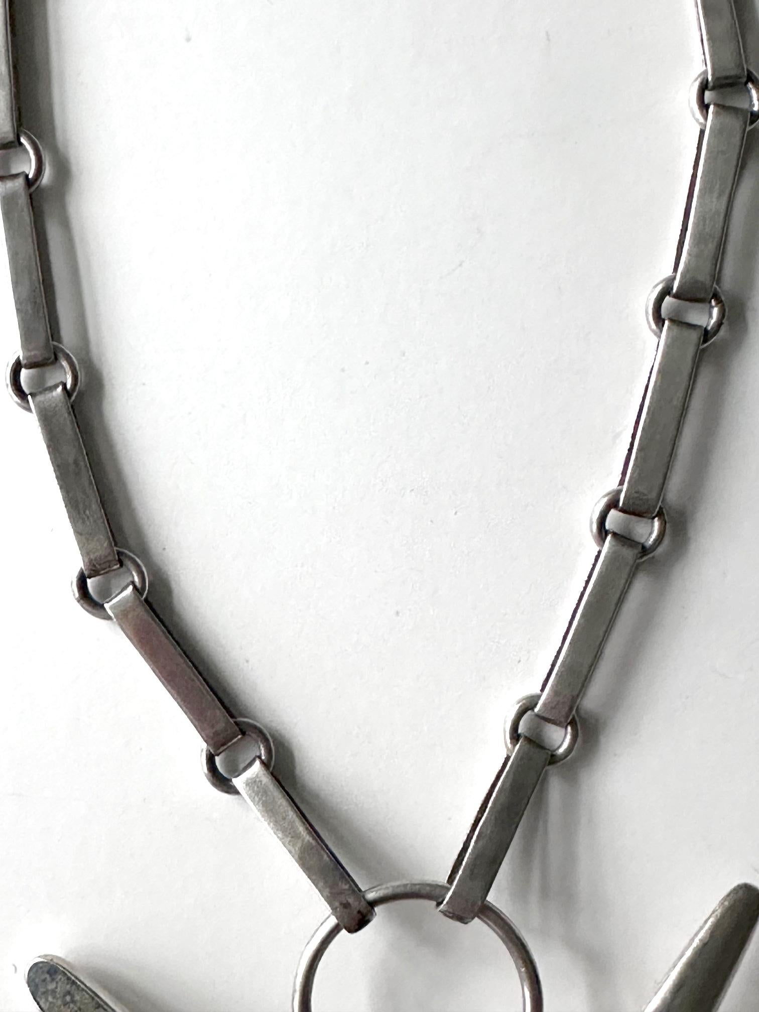 Intarsio Collana messicana moderna in argento con grande pendente a forma di mano William Spratling in vendita