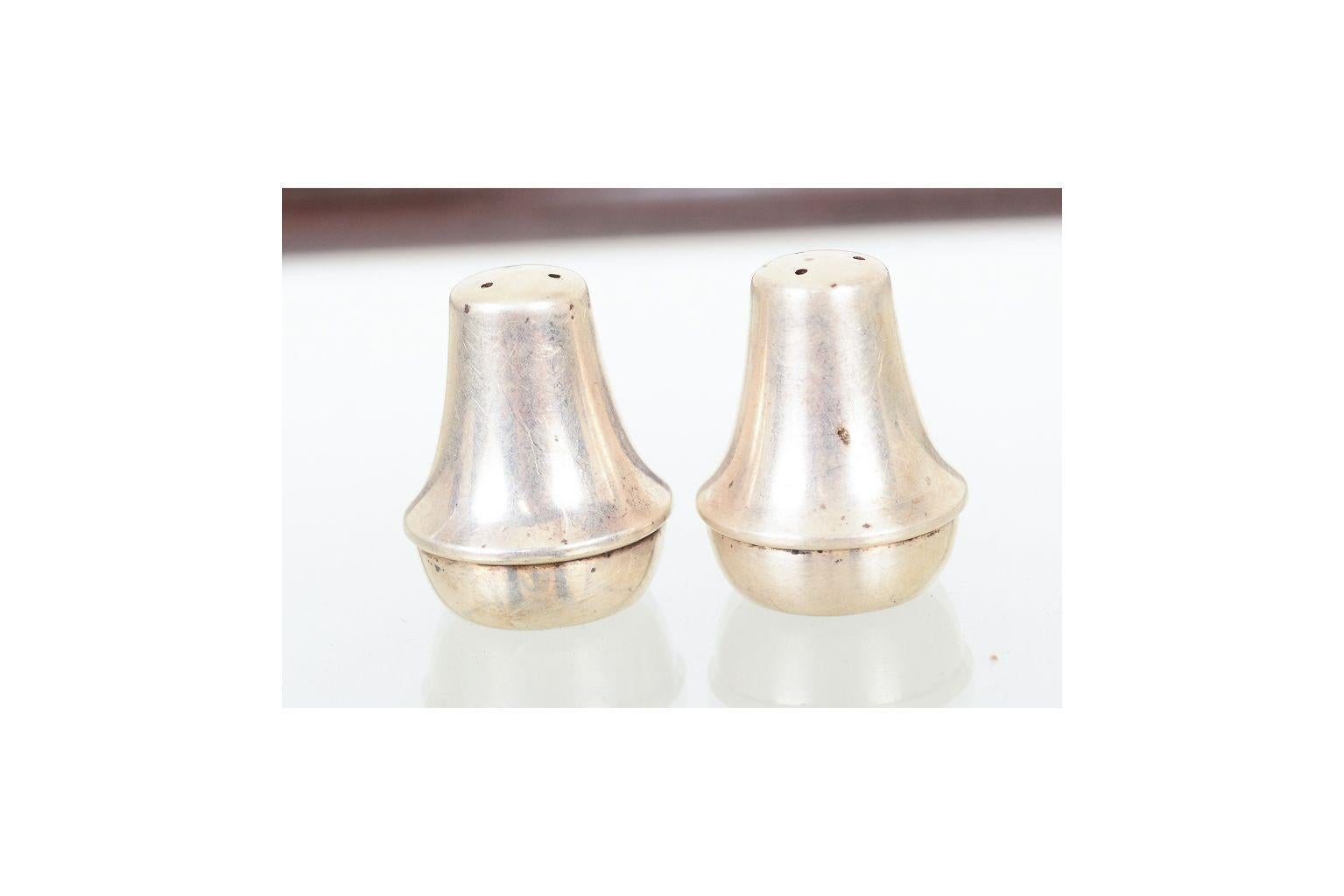 For your consideration a pair of salt and paper shakers in sterling silver. Mexico 1950s made in Mexico stamped with EAGLE 20 hallmark Sterling 925 Plat-Mex SA similar to design of William Spratling and Antonio Pineda. Measures: 1 1/4