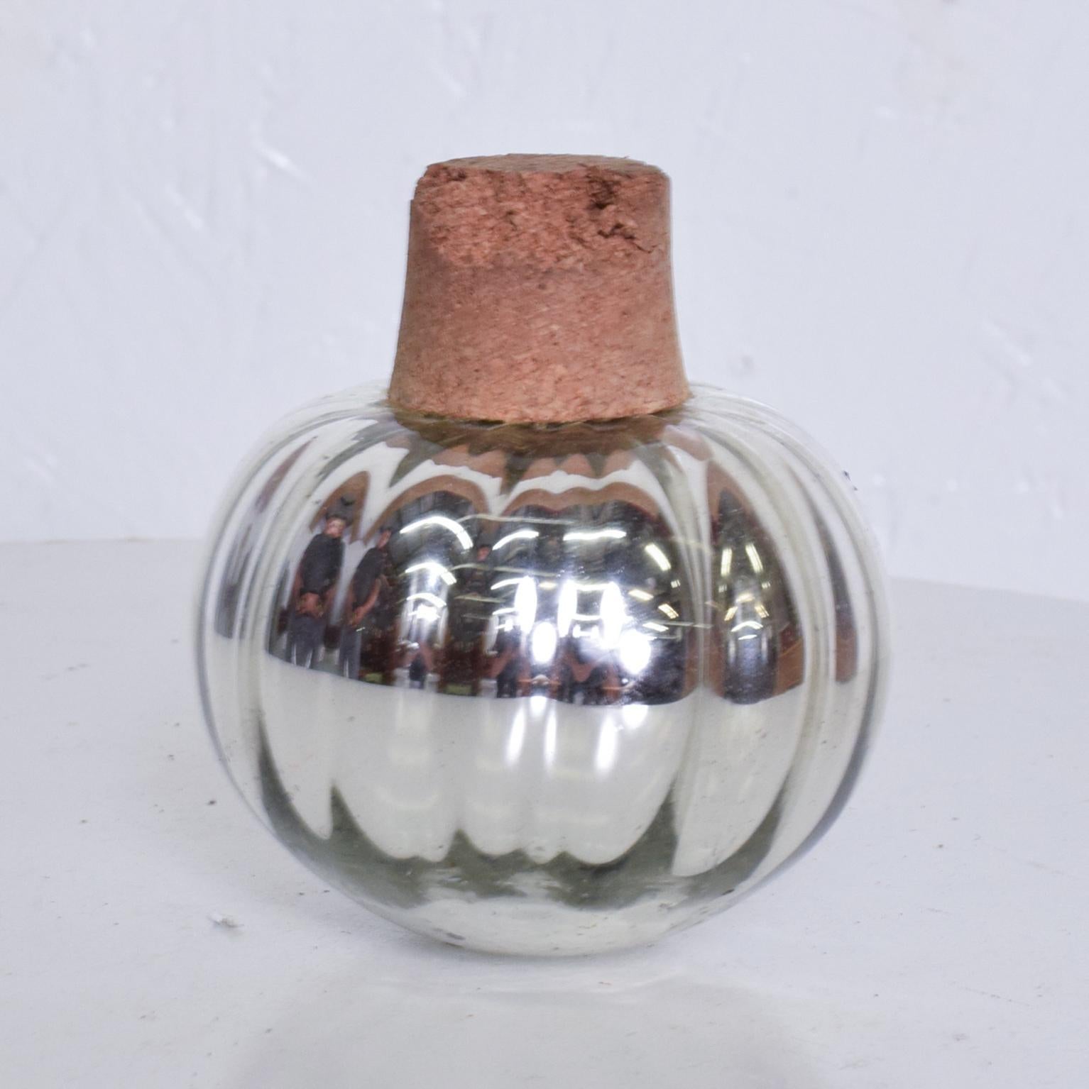 For your consideration, Mexican modern vintage mercury glass stopper. Made in Mexico in the 1970s. One of a kind stopper that can also be used as a decorative piece on your dining/office area.

Dimensions: 4