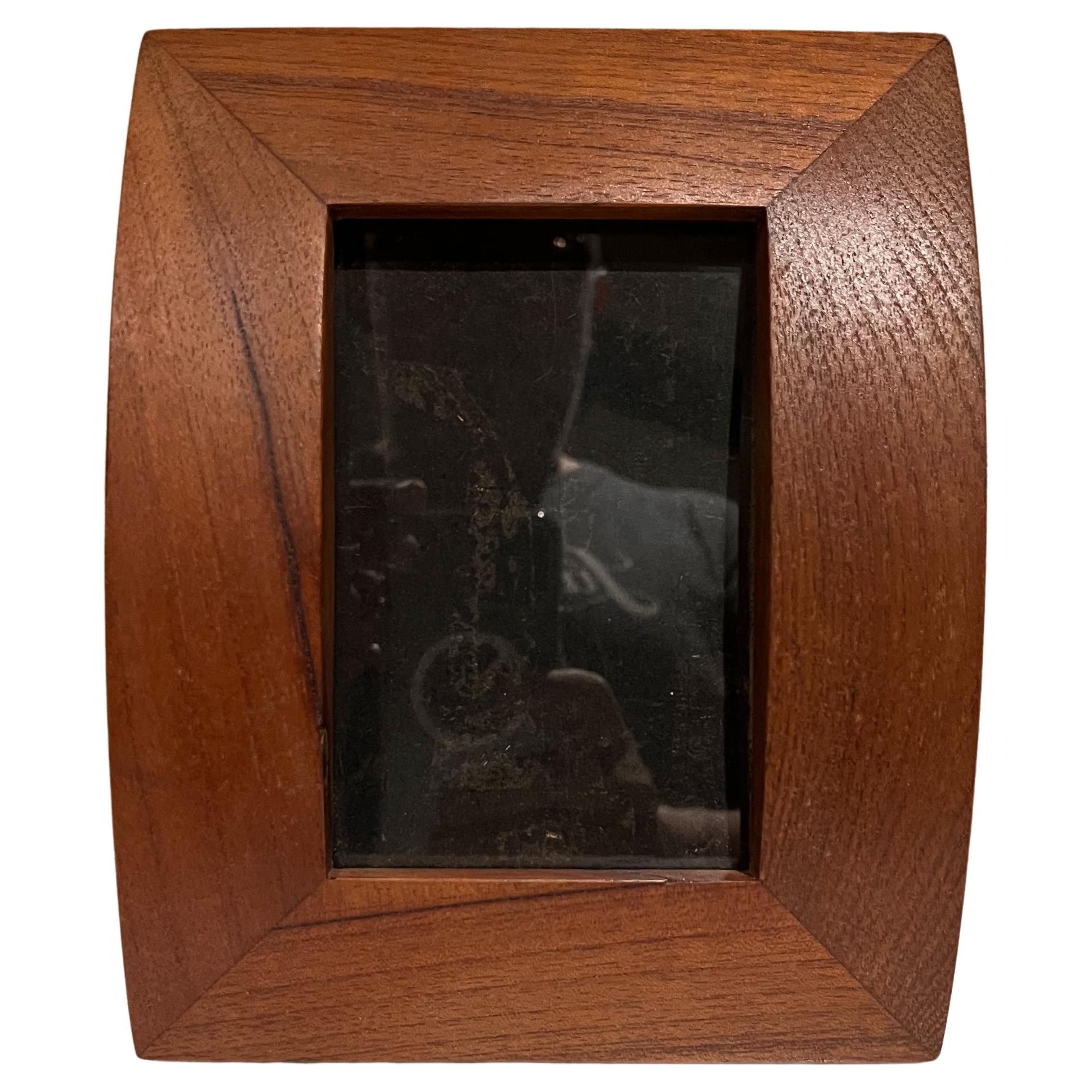 Excellent Mexican Modernism in a curved mahogany wood picture frame.
For tabletop desk display comes with support stand.
Measures: 9.13 tall x 7.13 wide x 1.75.
Original unrestored preowned vintage condition.
See our images provided please.