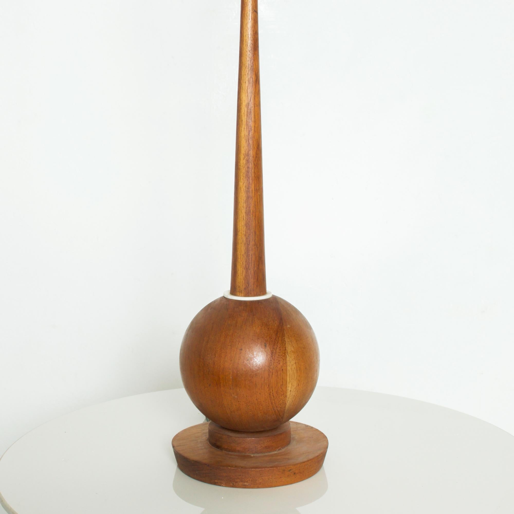 Modernist Sculptural Globe Table Lamp in Mahogany Wood 1960s style Tony Paul In Good Condition In Chula Vista, CA