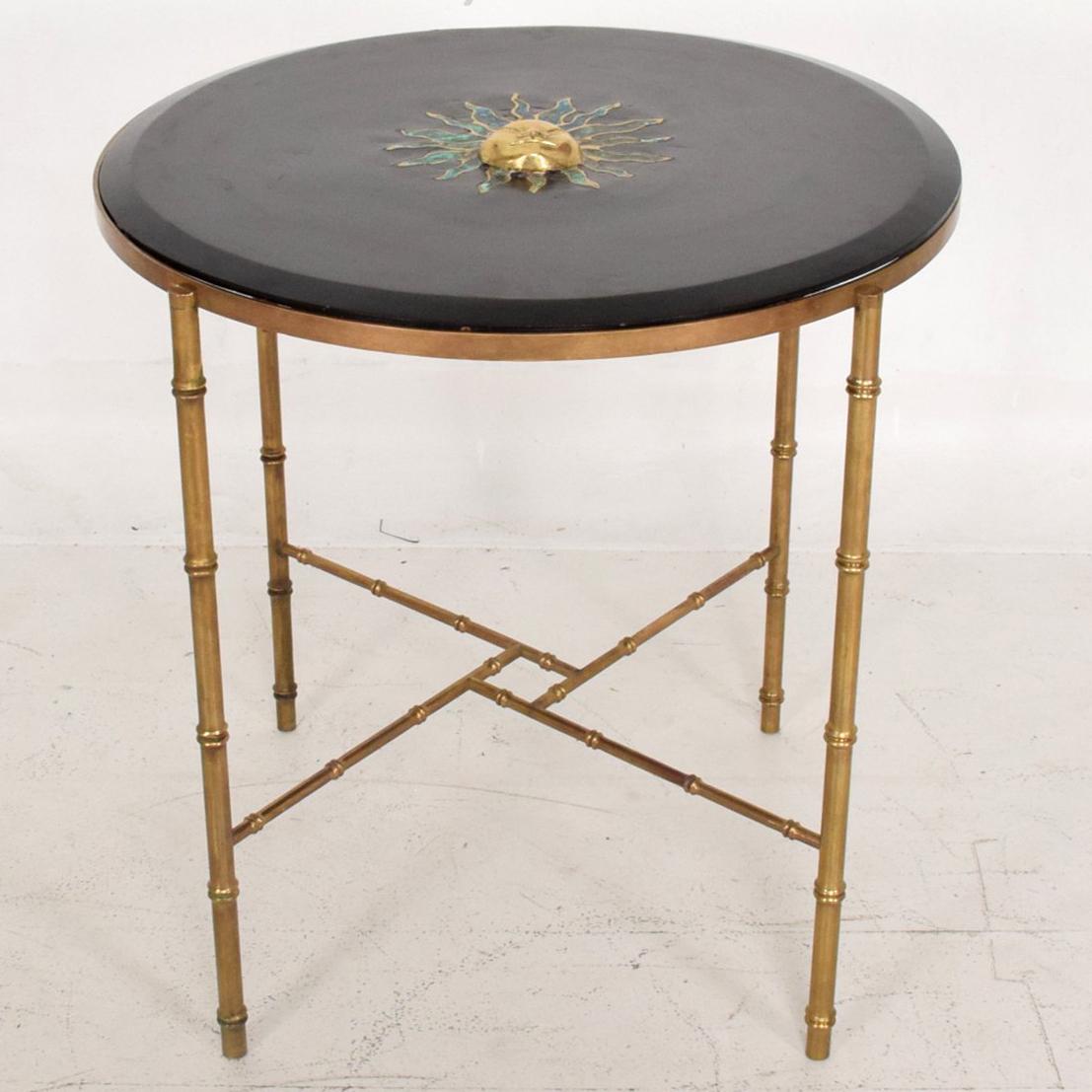 For your consideration a vintage center table. Round shape with faux bamboo in solid brass. Top is wood with beveled edges and iconic Pepe Mendoza sun sculpture in brass and malachite.

Mexico, circa late 1950s.

Measures: 26 1/2