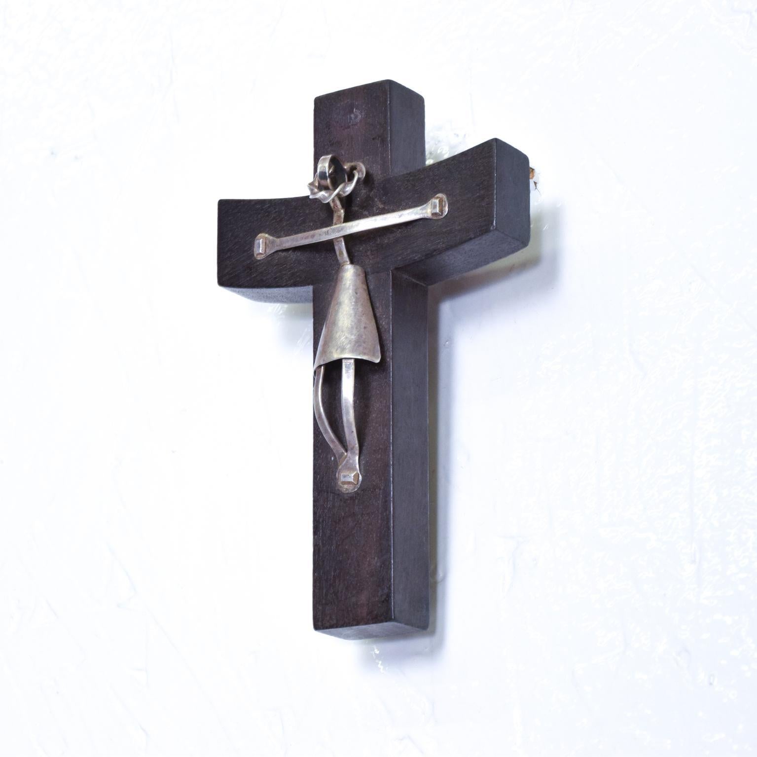 For your consideration, a Mexican modernist cross silver and mahogany. Emaus Attributed. No markings present from the maker. Made in Mexico, circa 1970s. Dimensions: 4 3/4