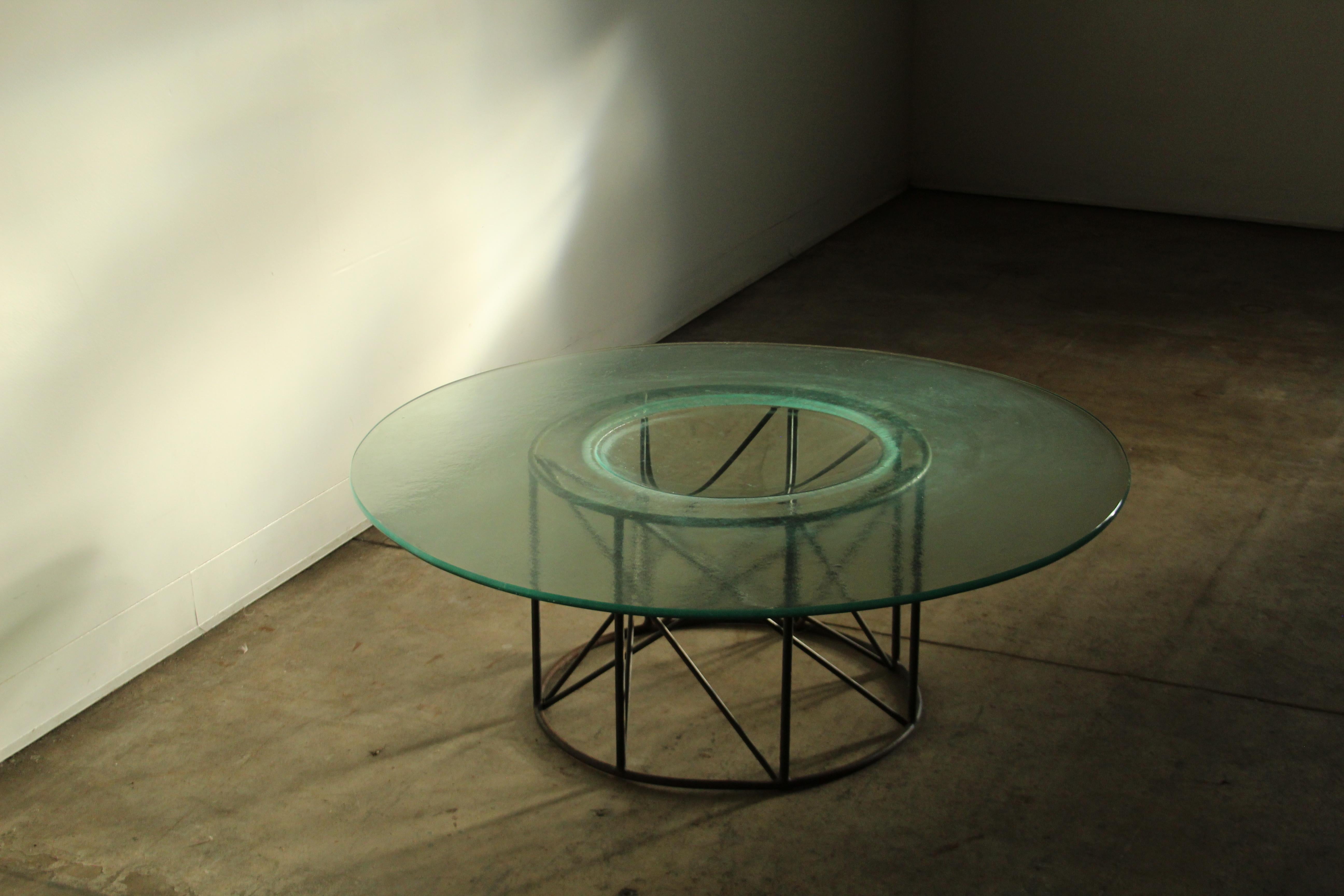 Table basse mexicaine moderniste en fer et verre soufflé sculpté en vente 3