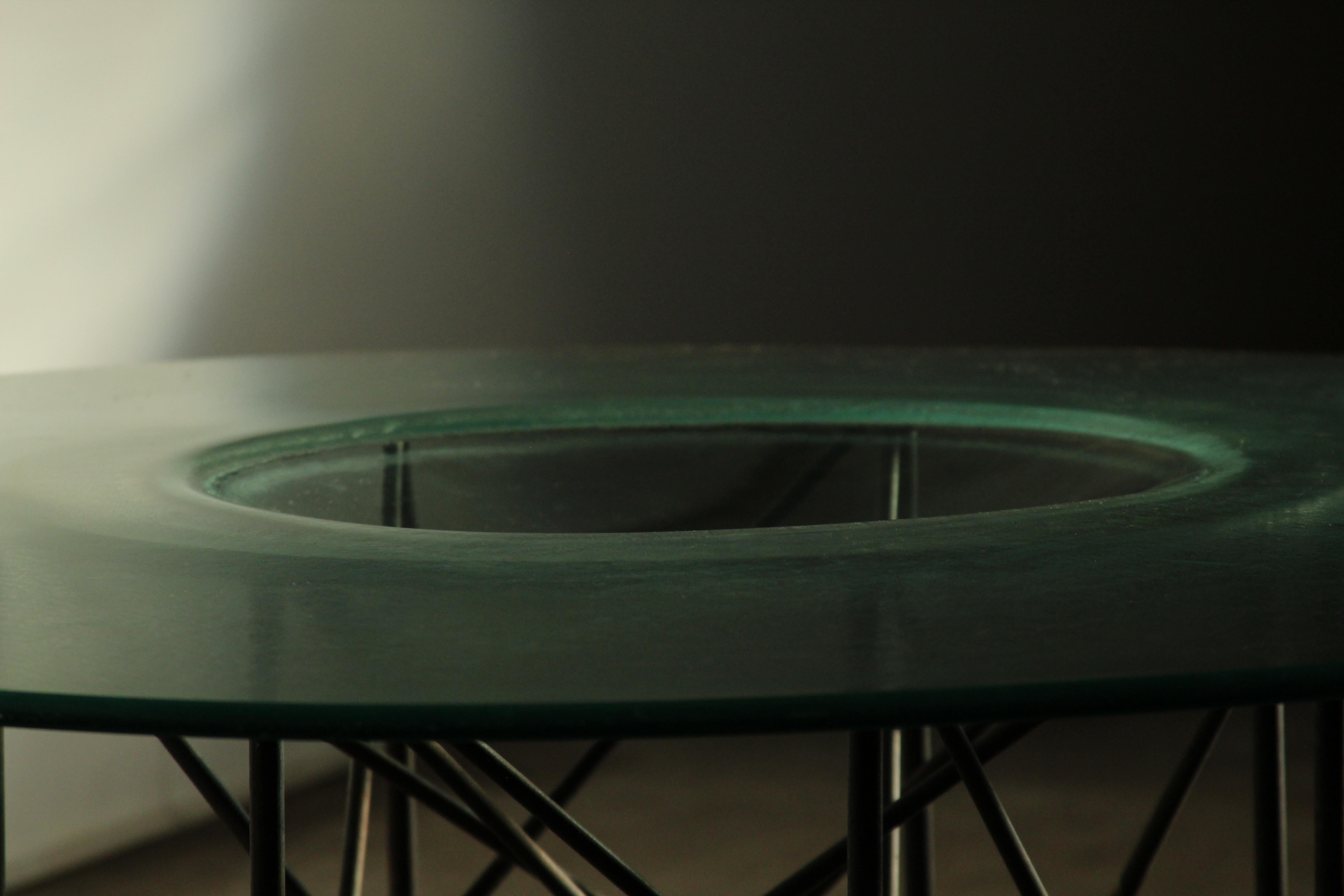 Table basse mexicaine moderniste en fer et verre soufflé sculpté en vente 5