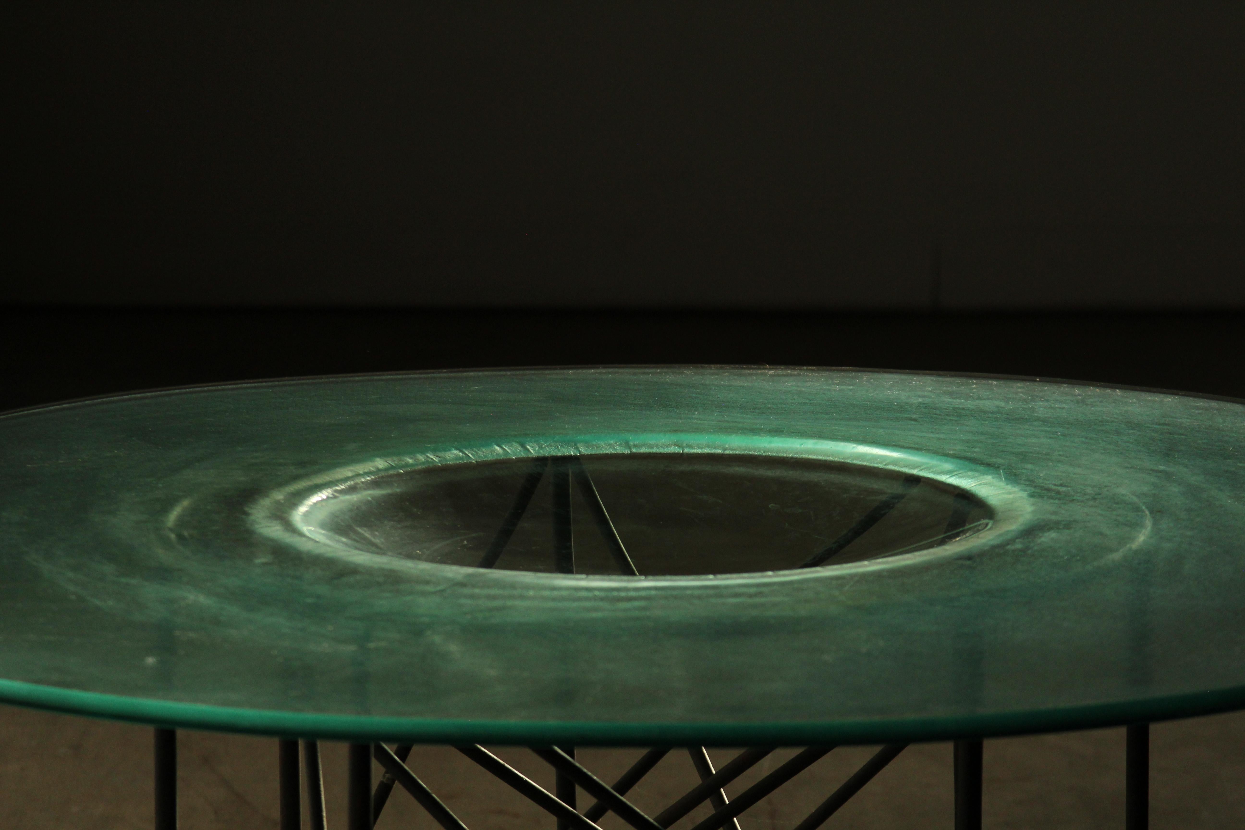 Moderne Table basse mexicaine moderniste en fer et verre soufflé sculpté en vente