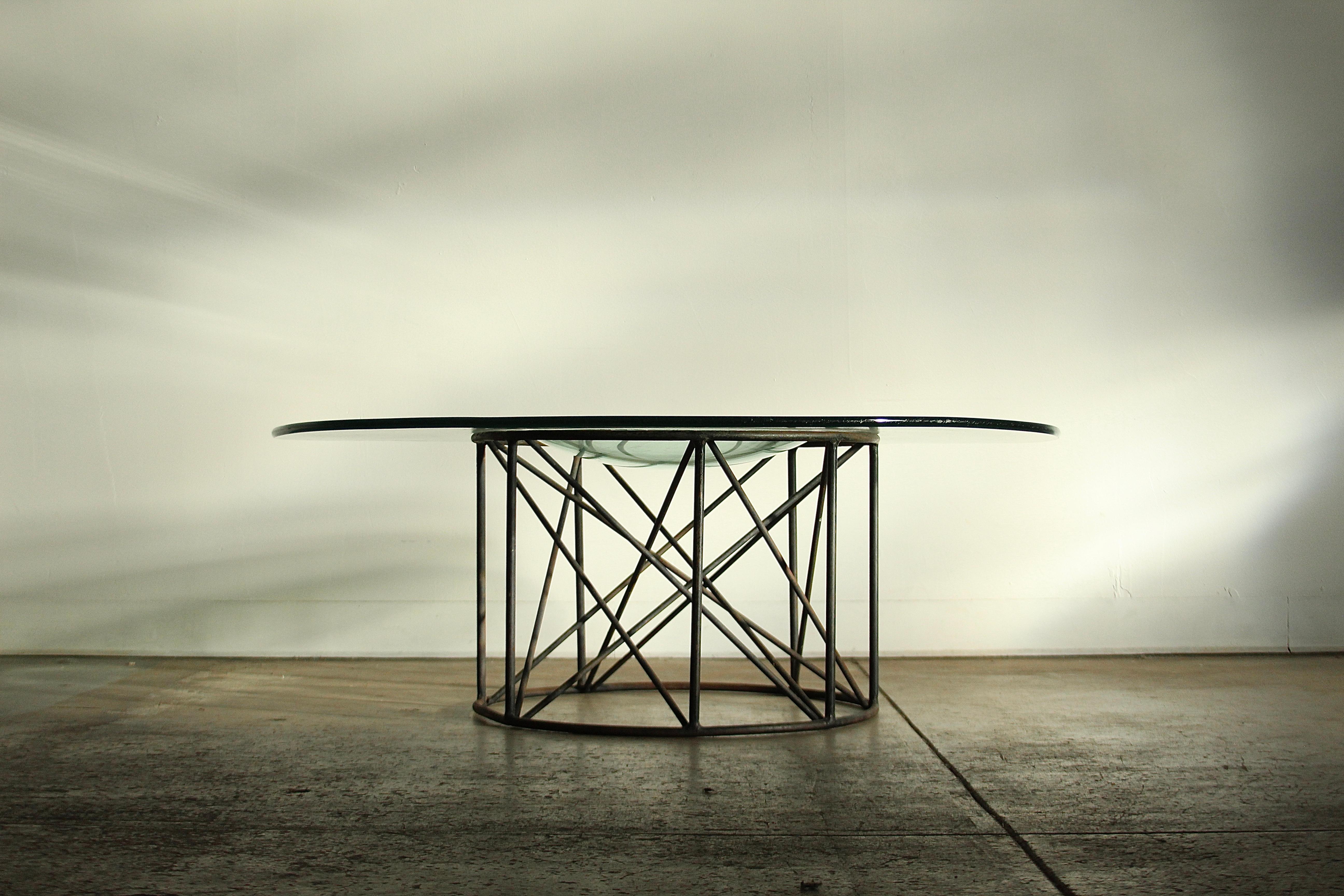 Table basse mexicaine moderniste en fer et verre soufflé sculpté Bon état - En vente à Coronado, CA