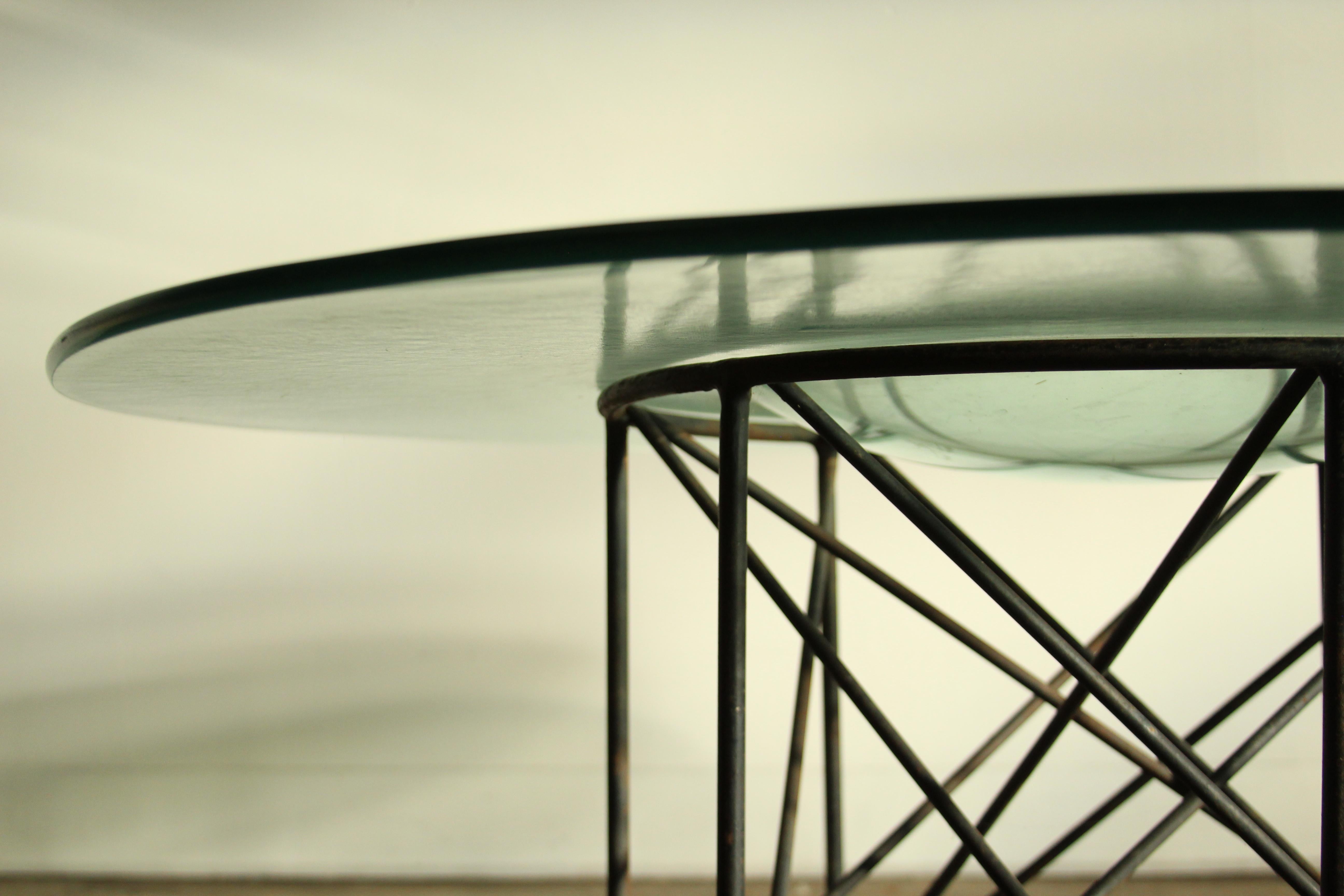 Table basse mexicaine moderniste en fer et verre soufflé sculpté en vente 1