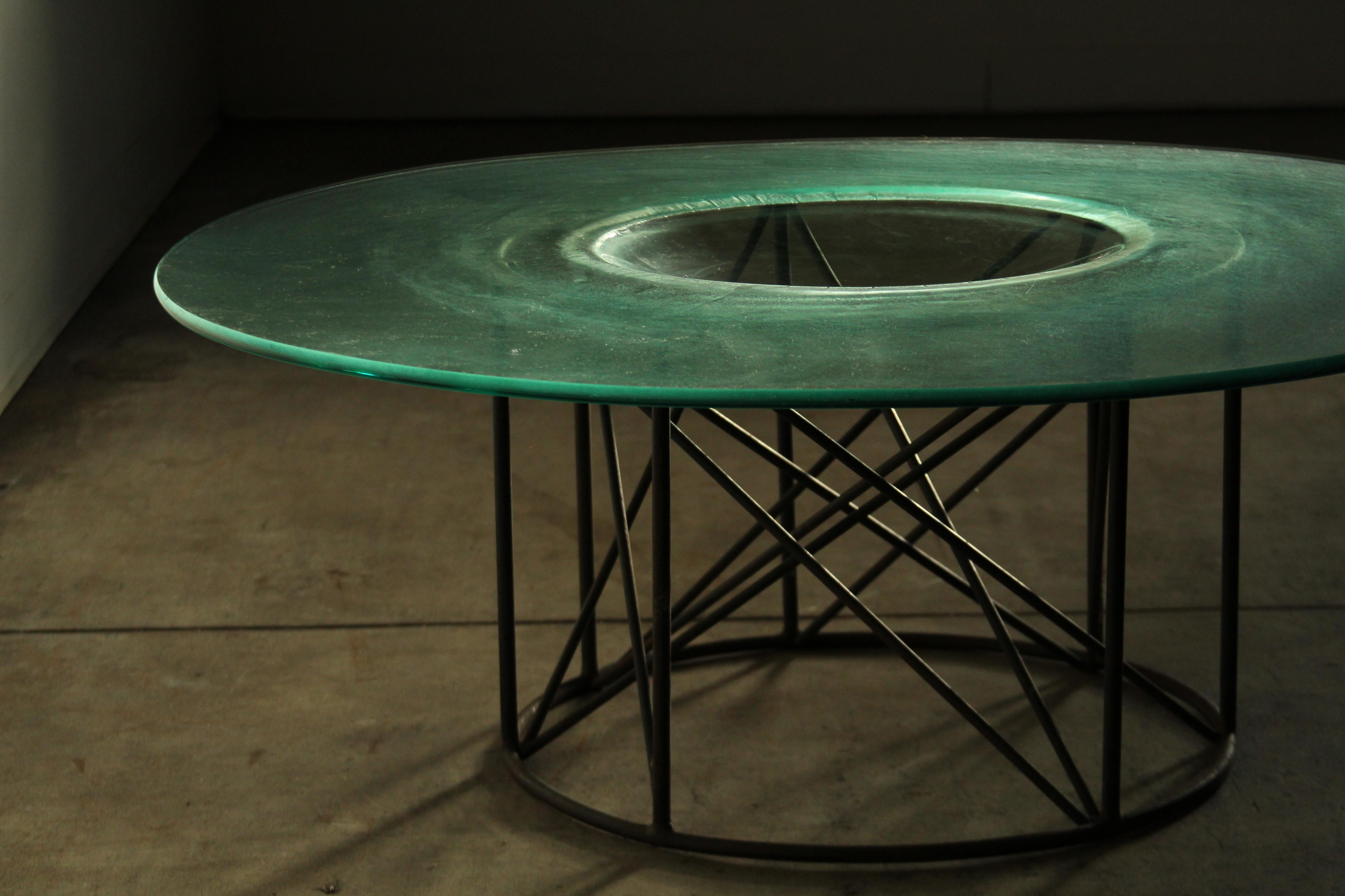 Table basse mexicaine moderniste en fer et verre soufflé sculpté en vente 2