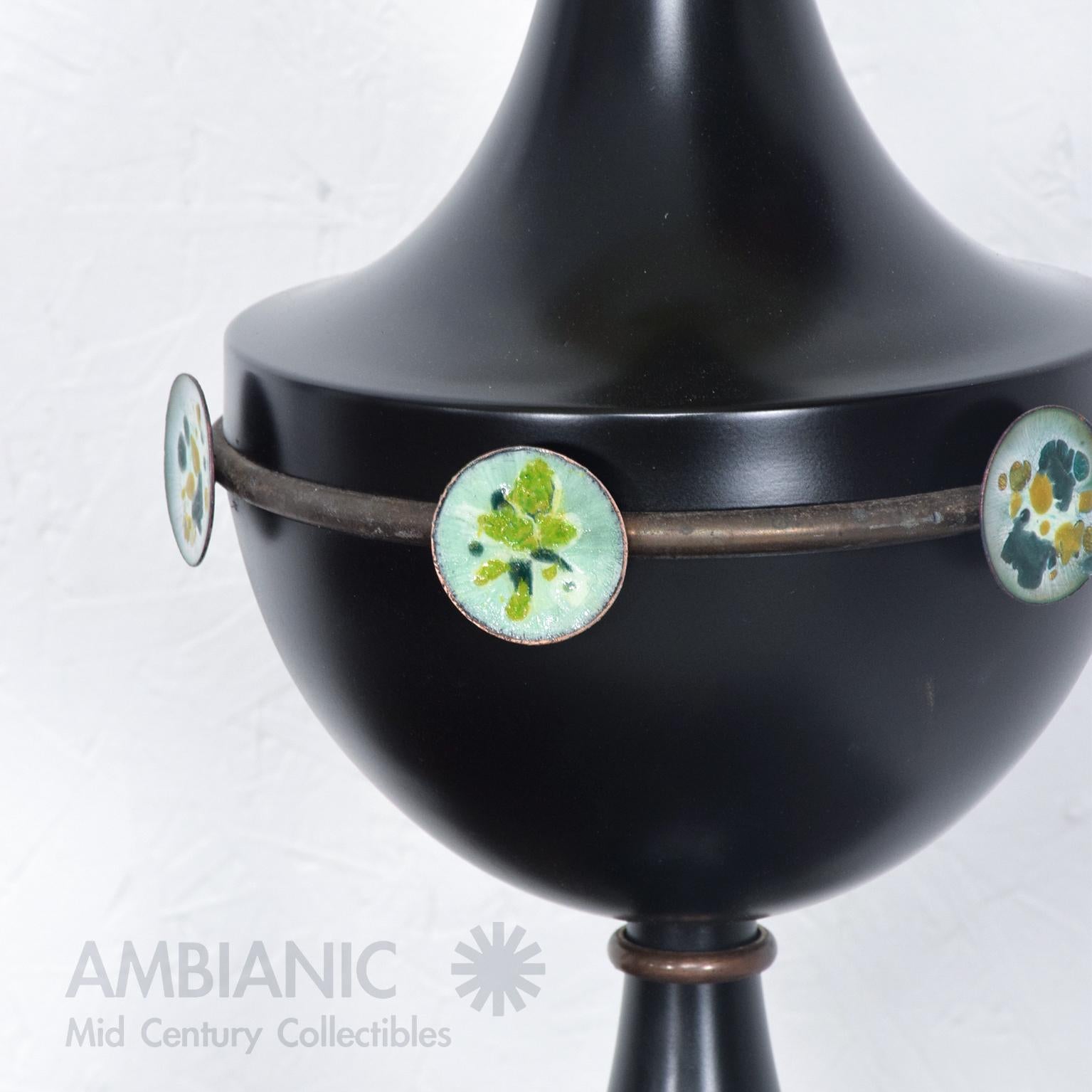 Milieu du XXe siècle Lampe de table moderniste des années 1960, médaillons décoratifs en émail Mexique en vente