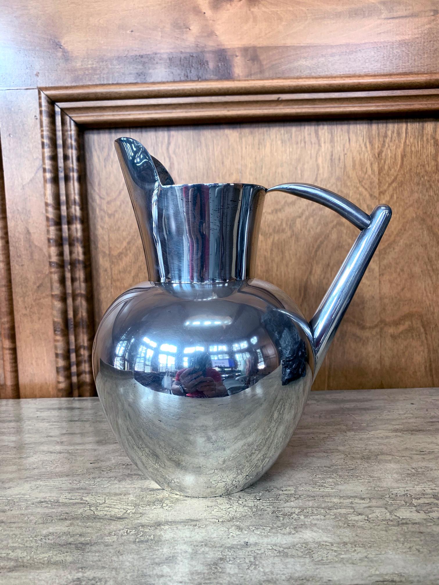 An early mid-Century Modernist sterling silver water pitcher made by Hector Aguilar circa 1940-1945. Made in Taxco, Mexico and hallmarked Taxco /940 and Stamped for Hector Aguilar. The pitcher is a modern design interpretation of historical