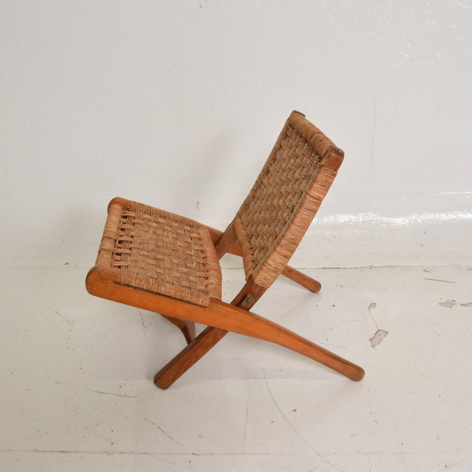 For your consideration, a Mexican Modernist small folding chair after Clara Porset.


Beautiful original vintage condition. 


Unmarked. No information available from the maker.


Similar chairs were made in Yugoslavia, Denmark, and Italy.