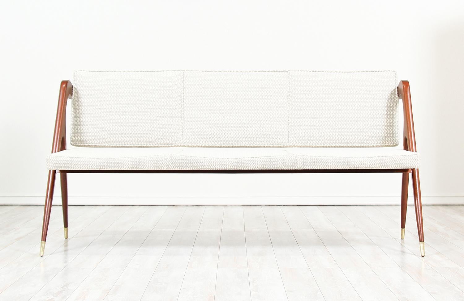 Seltenes Sofa:: entworfen von Eugenio Escudero für D'Escudero:: S.A. in Mexiko:: ca. 1950er Jahre. Dieses atemberaubende Sofa zeichnet sich durch einen stabilen Rahmen aus walnussfarben gebeiztem Mahagoniholz mit skulpturalen:: klaren Linien aus.