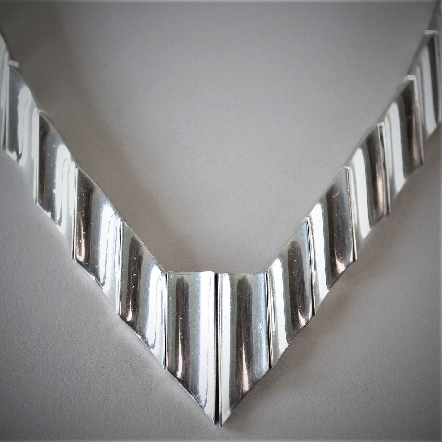 Mexican Modernist Sterling Silver Necklace

chevron articulated necklace, comfortable to wear, good weight, very good condition, make in Taxco Mexico.

 Designer: unknown

 Maker: unknown 

Circa: 1980’s

 Dimensions:  7.5’’L x 5.5’’W

 Country of