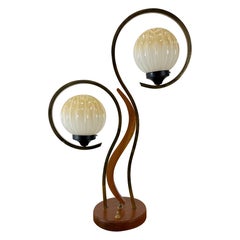 Lámpara de mesa modernista mexicana · Cedro y bronce · Dos luces