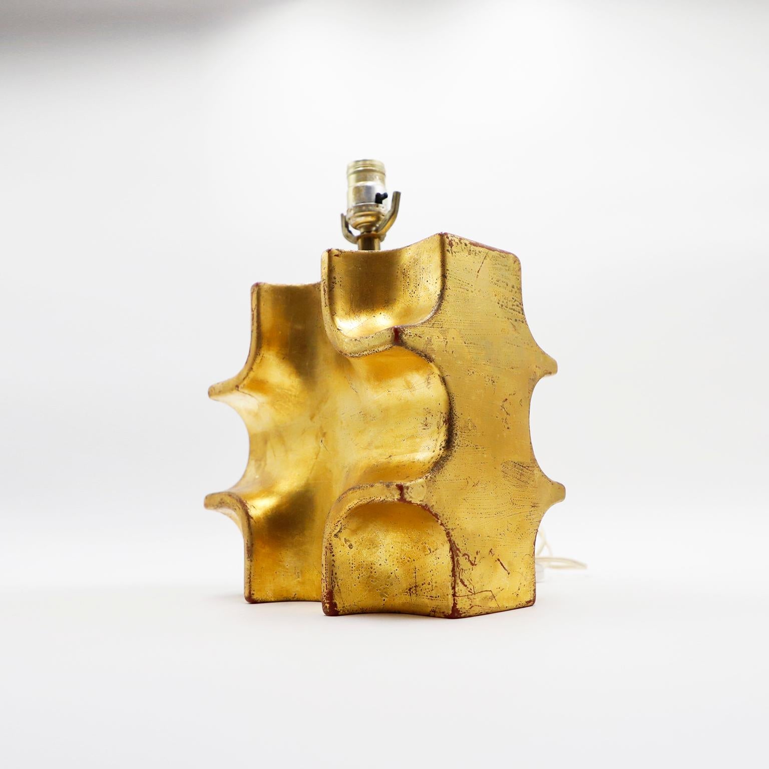 Circa 1960. Nous vous proposons cette lampe de table moderniste mexicaine dans le style de Mathias Goeritz. Fabriqué en céramique et feuille d'or, belle patine.