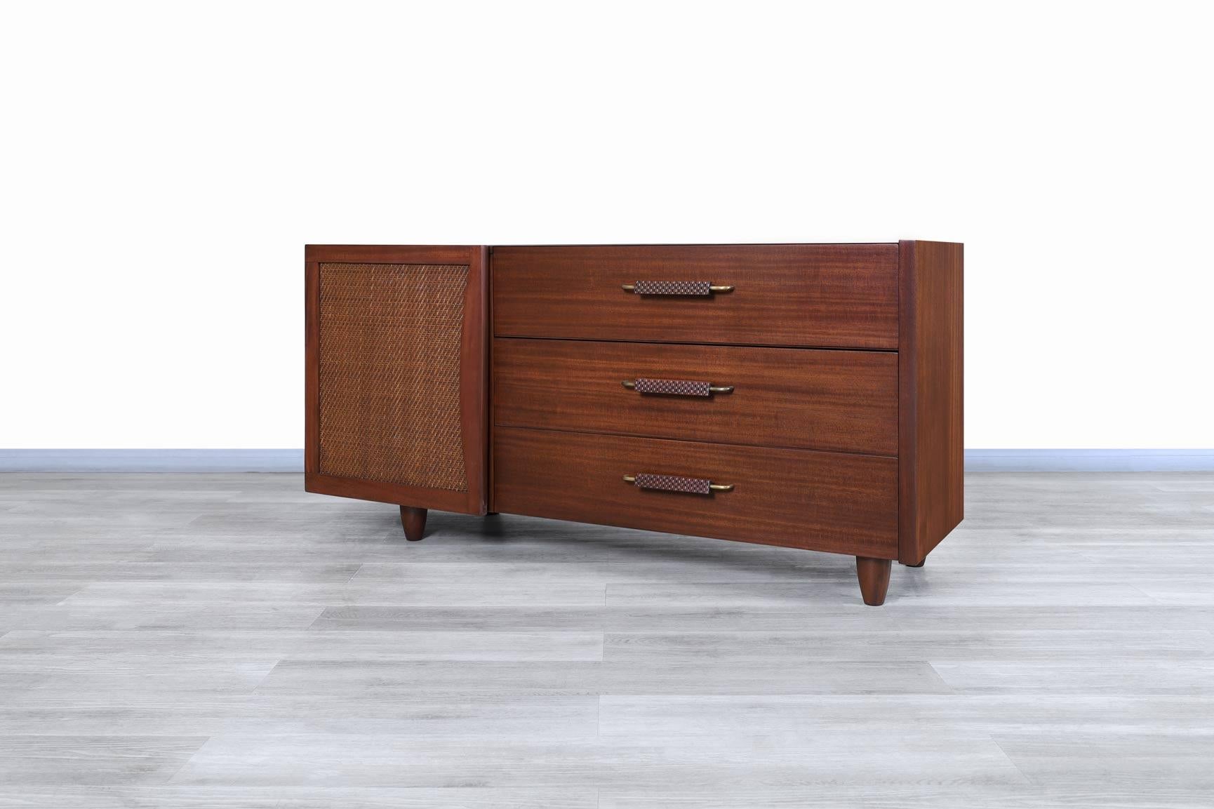 Wonderful Mexican modernist walnut credenza designed and manufactured in México, circa 1950s. This credenza has an innovative design that focuses on the details that make up its structure and is adequately complemented by the walnut-stained mahogany
