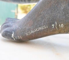 Escultura Monumental Mexicana de Bronce de una Mujer del Artista Victor Salmones