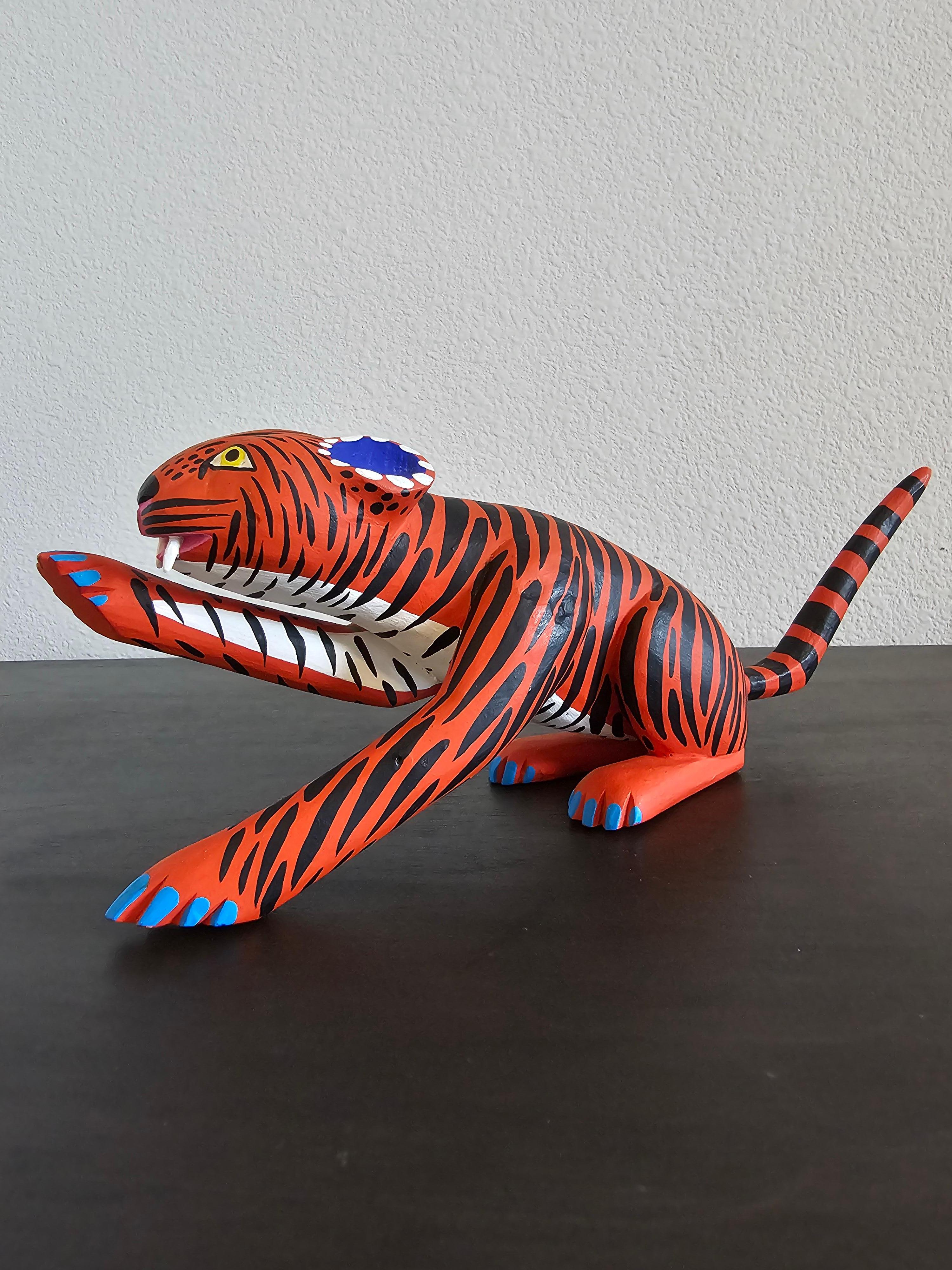 Mexican Oaxacan Alebrije Jimenez Family Signed Folk Art Sculpture In Good Condition In Forney, TX