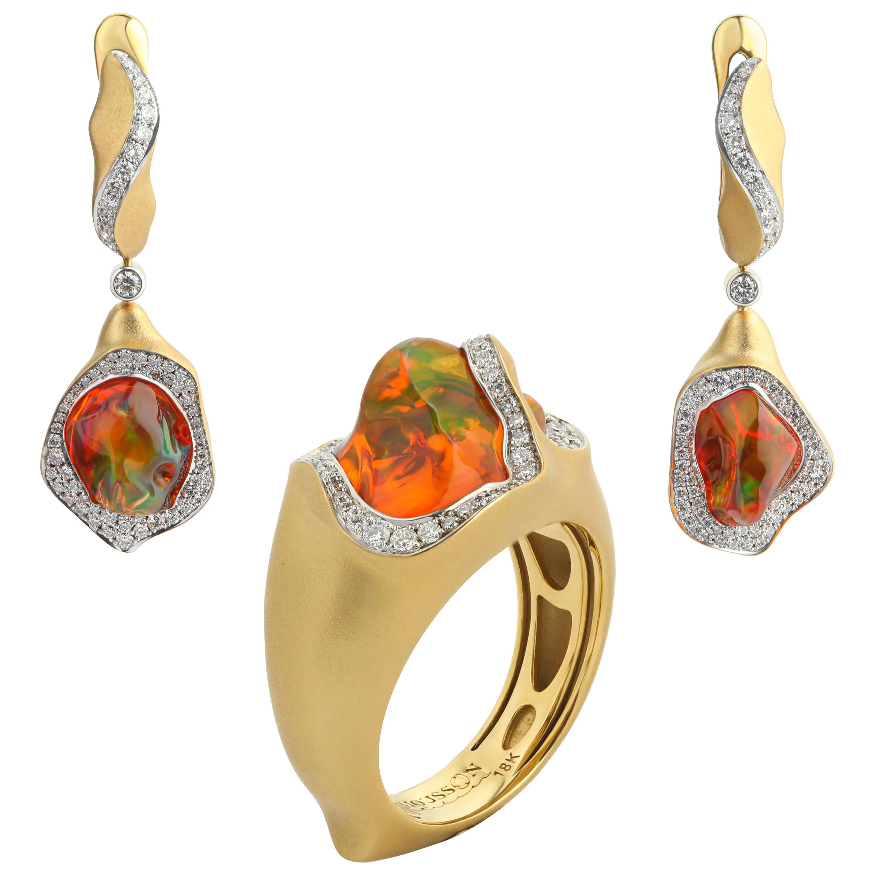 Mexican Opal 10.13 Carat Diamonds One of a Kind 18 Karat Yellow Gold Suite