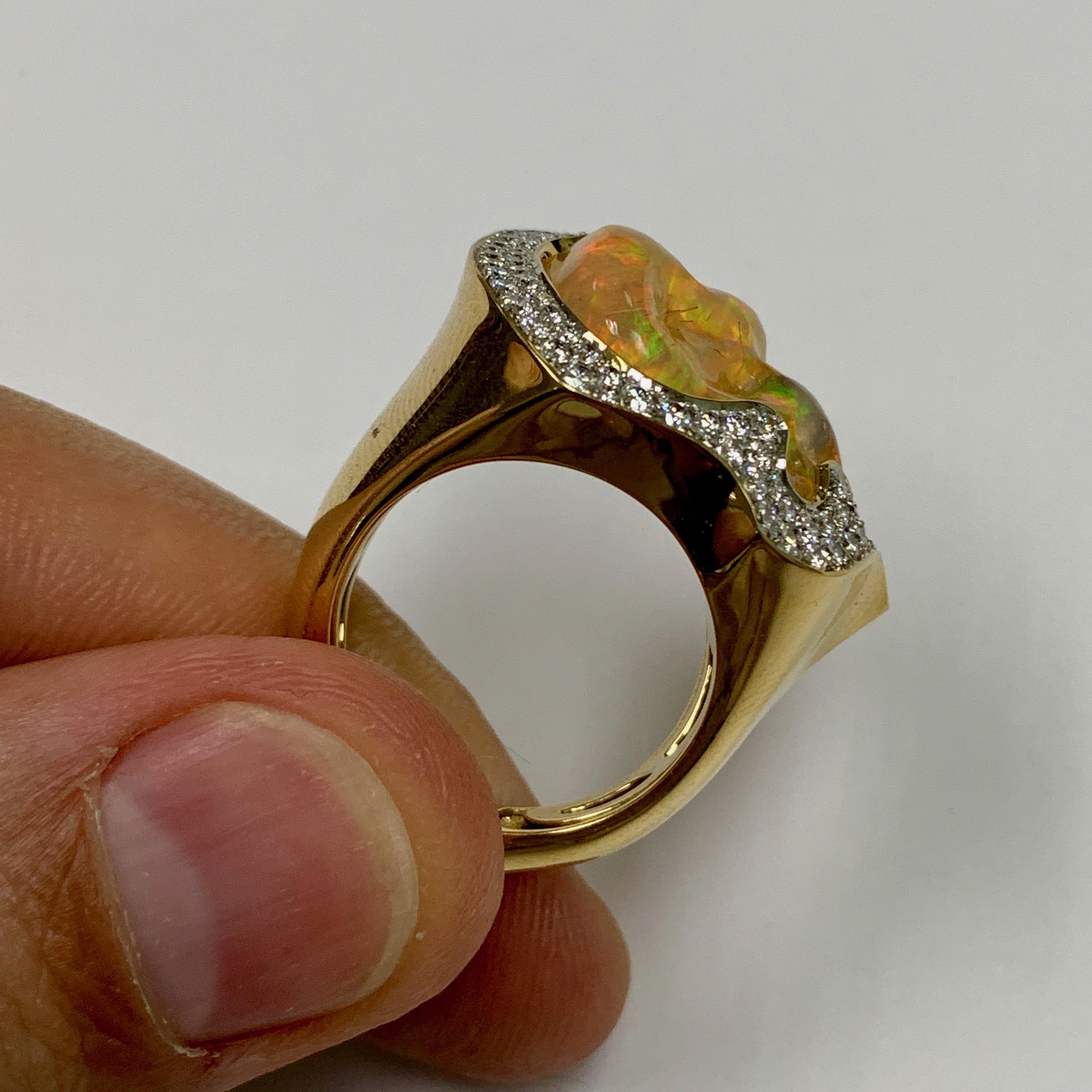 Ópalo mexicano 10,6 quilates Diamantes Anillo único de oro amarillo de 18 quilates Contemporáneo